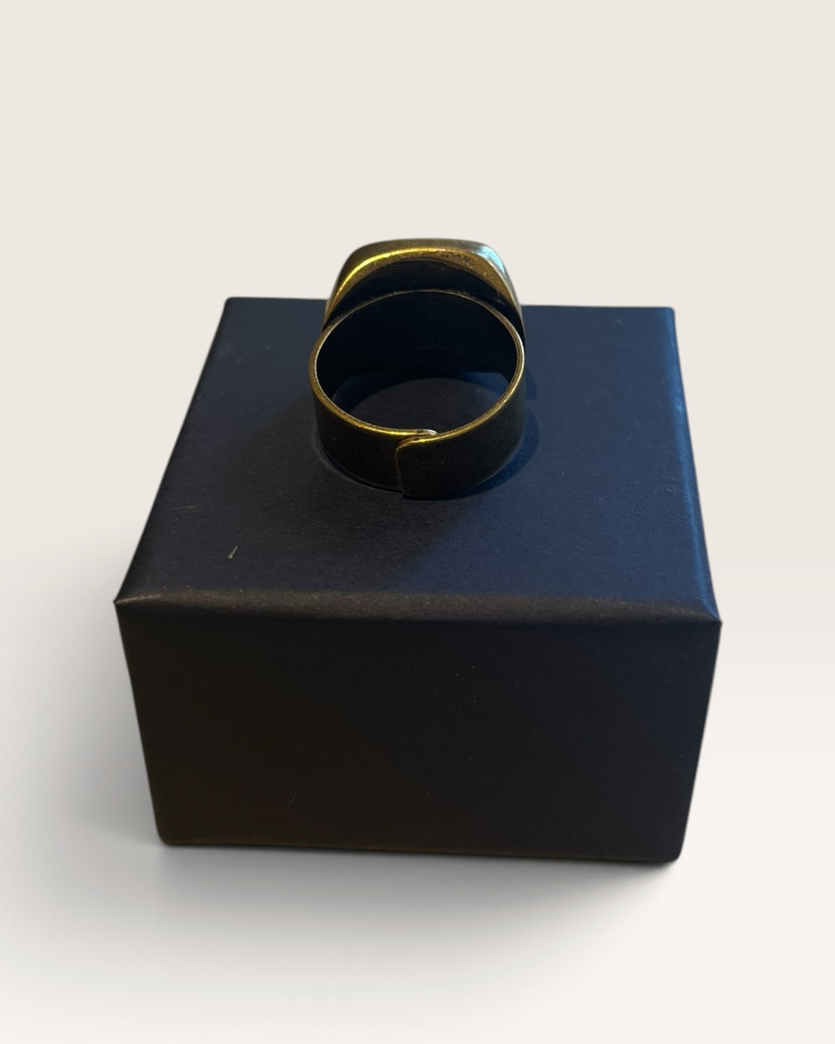 Anello con iniziale UNIQUE