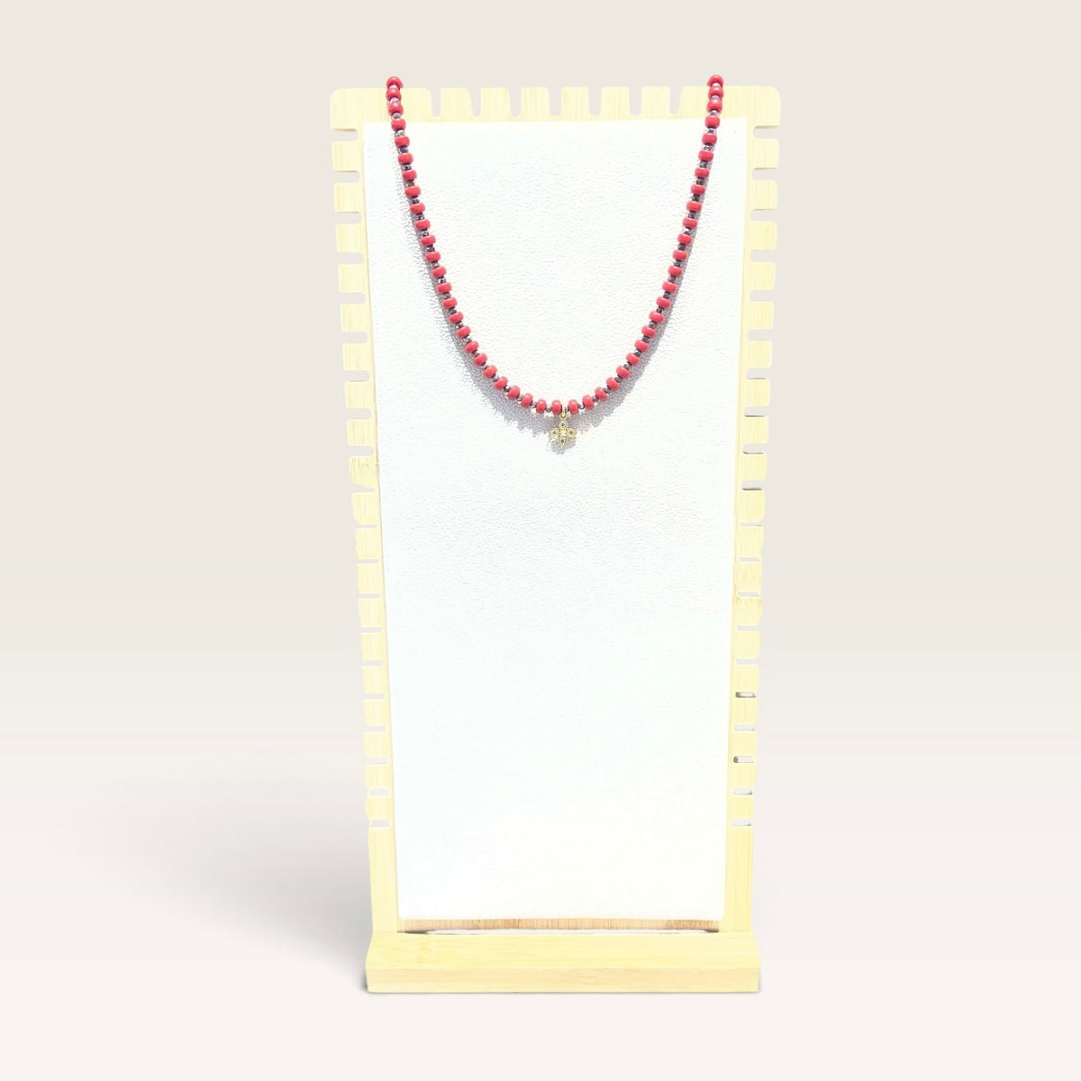 Collana corta con pietre e charm Cloel