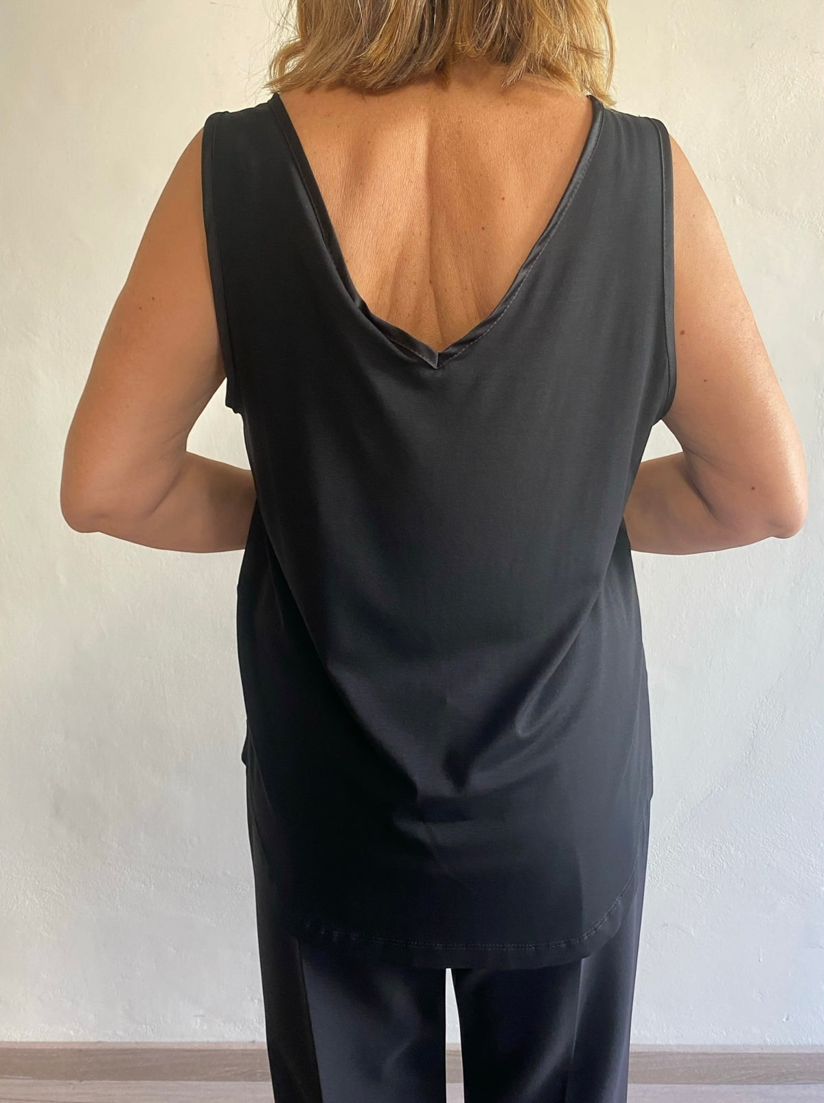 Top con scollo a V e applicazione di cristalli art. L7YBGTALLIN Lola by Sandro Ferrone