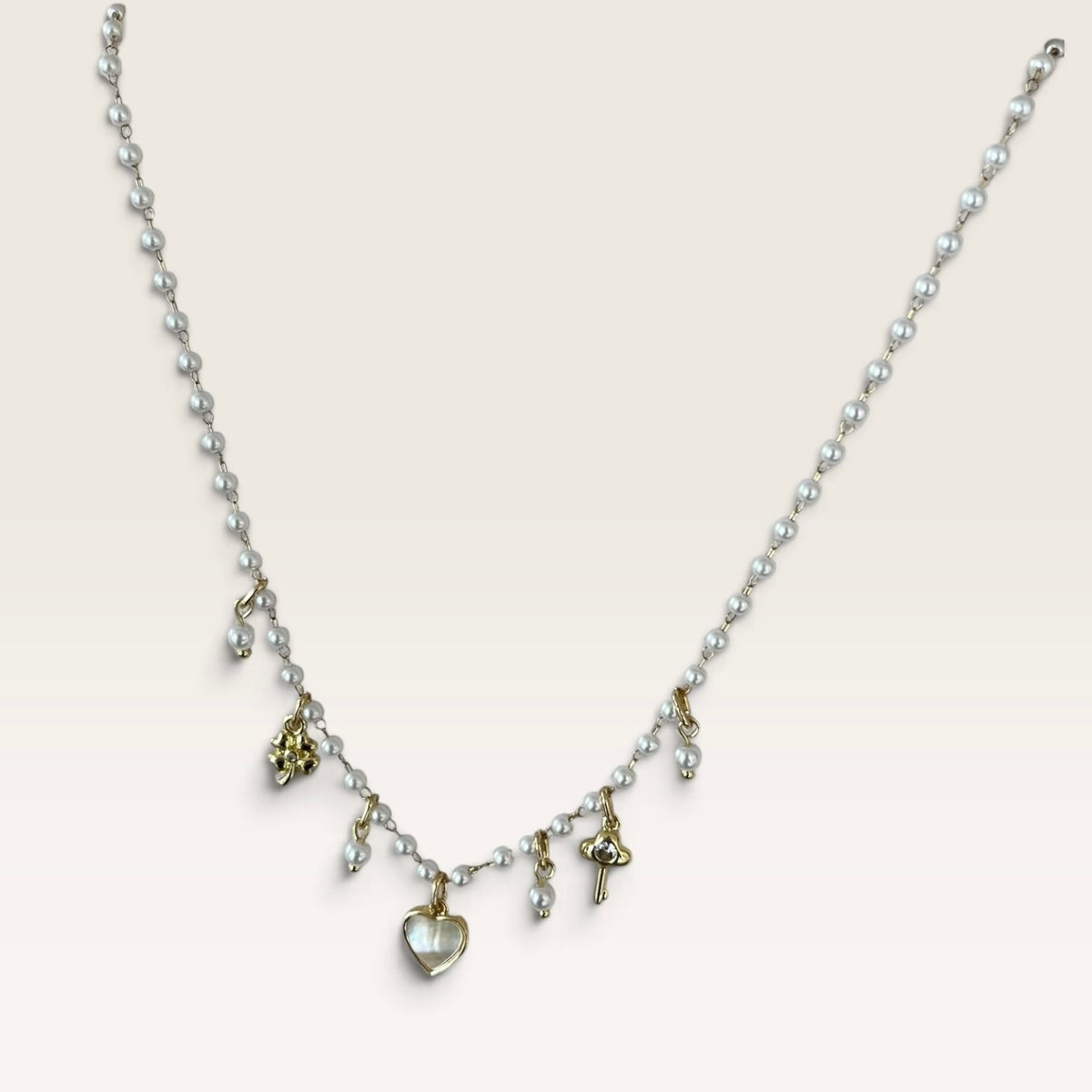 Collana con perline colorate, charms e mappetti Cloel