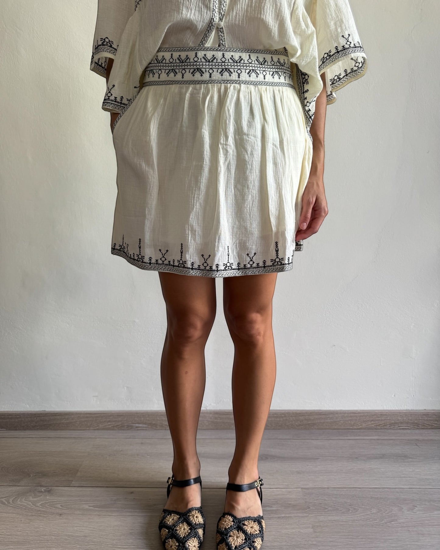 Pantaloncino panna con ricami neri art. 80901.2 ARTLOVE