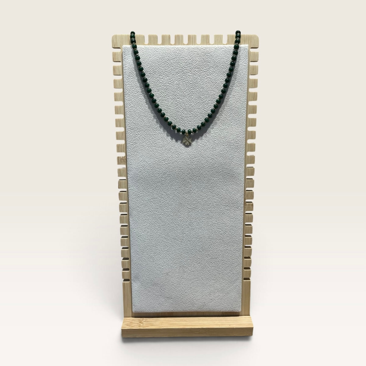 Collana corta con pietre e charm Cloel