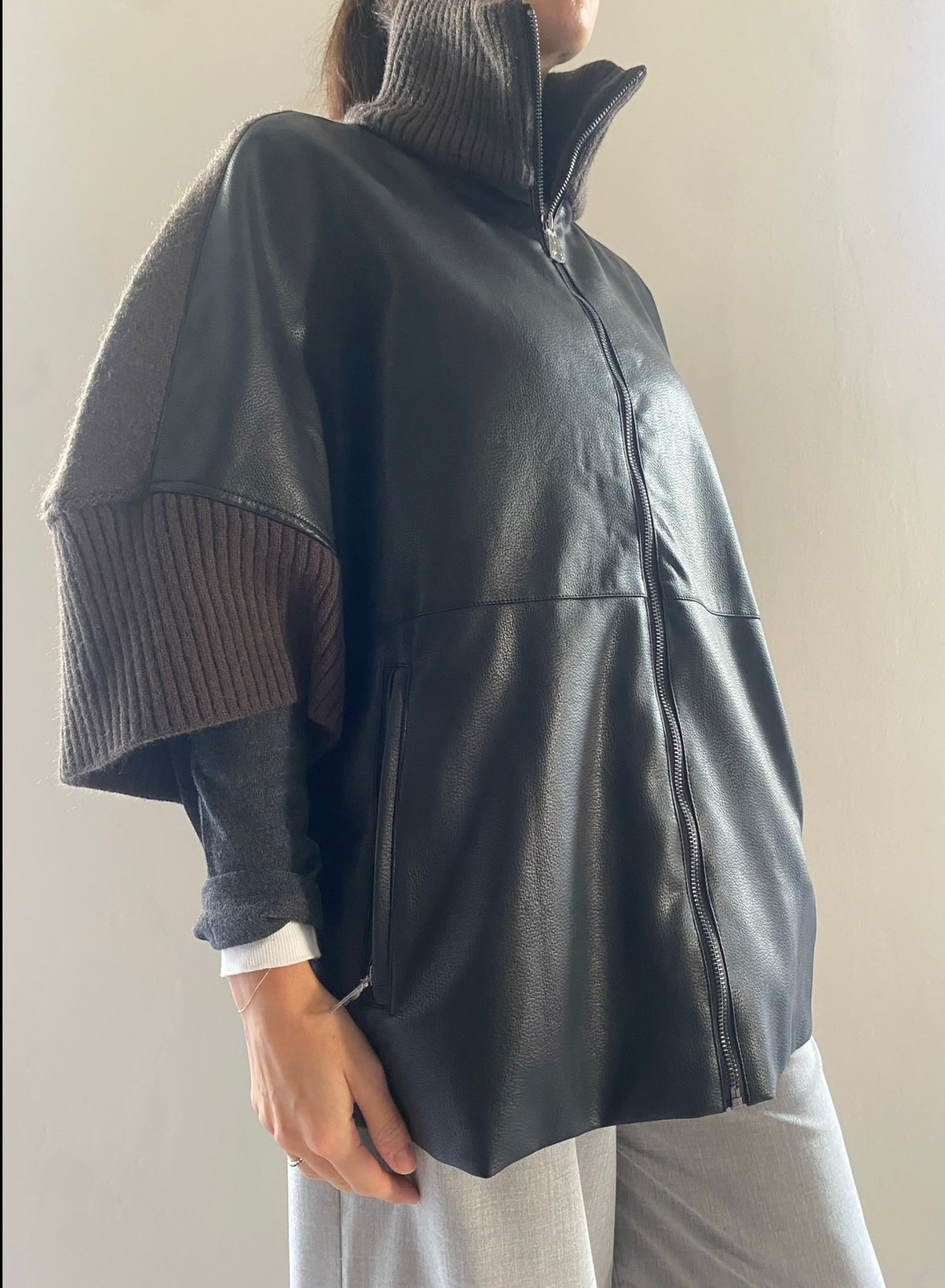 Poncho in maglia ed ecopelle art. V981B016A DIXIE