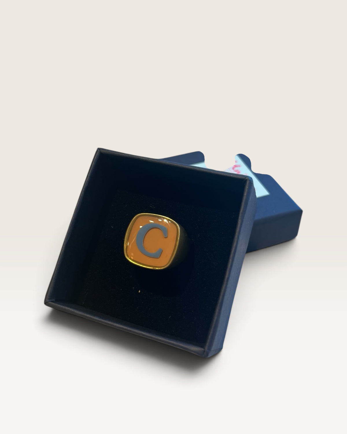 Anello con iniziale UNIQUE