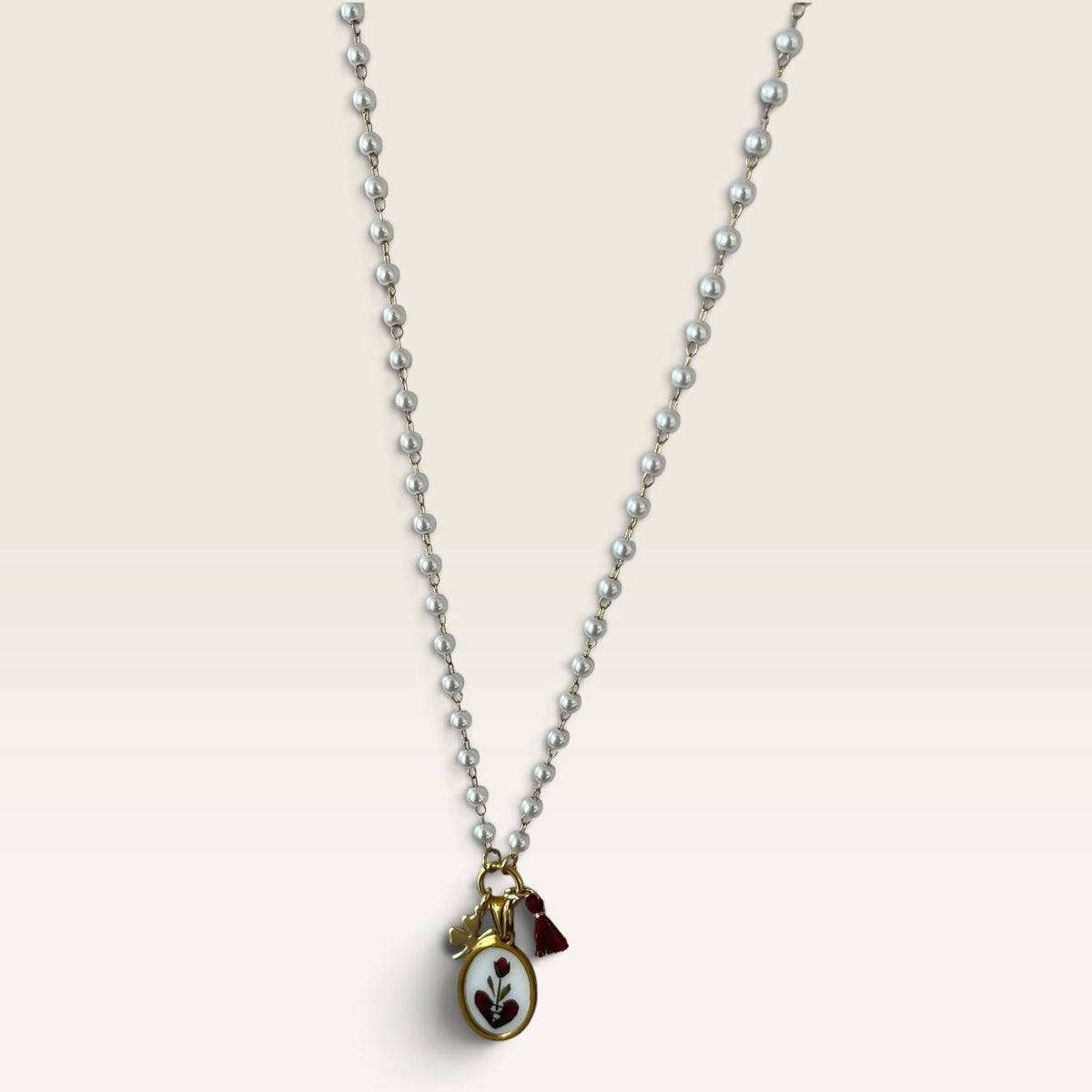 Collana con perle e medaglietta Cloel