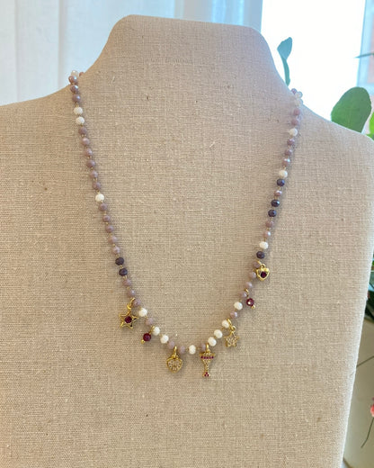 Collana con perline colorate e ciondoli CLOEL