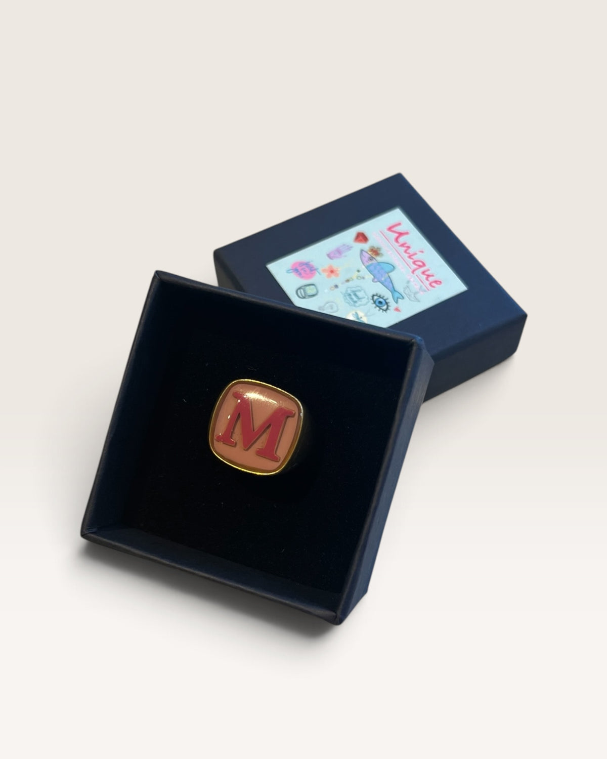 Anello con iniziale UNIQUE