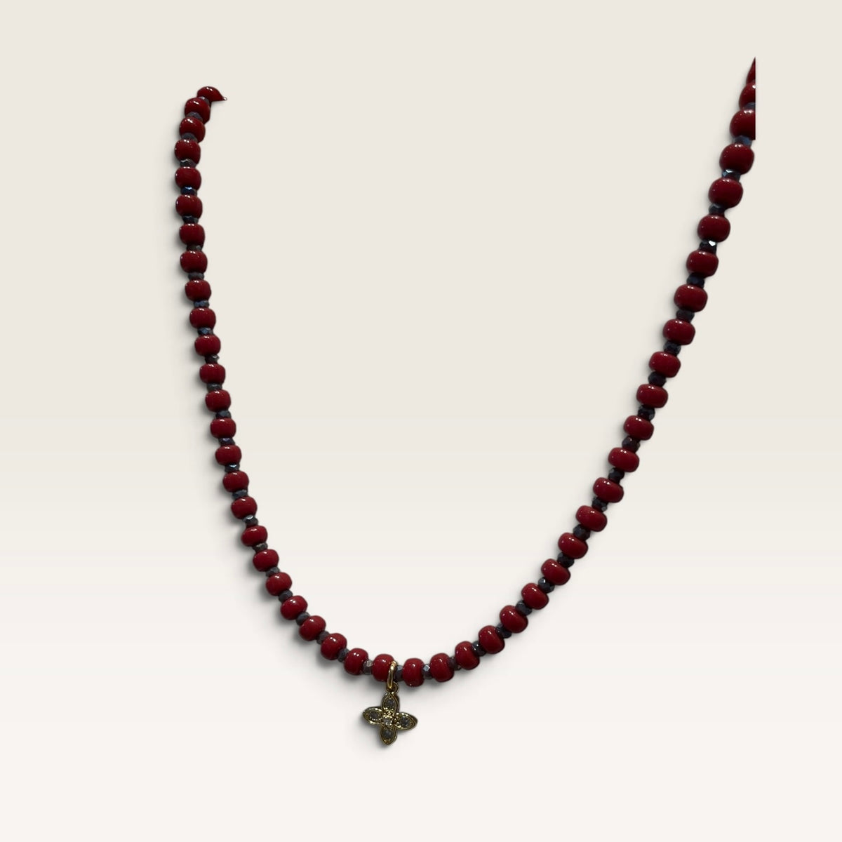 Collana corta con pietre e charm Cloel