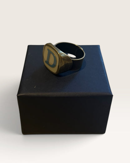 Anello con iniziale UNIQUE