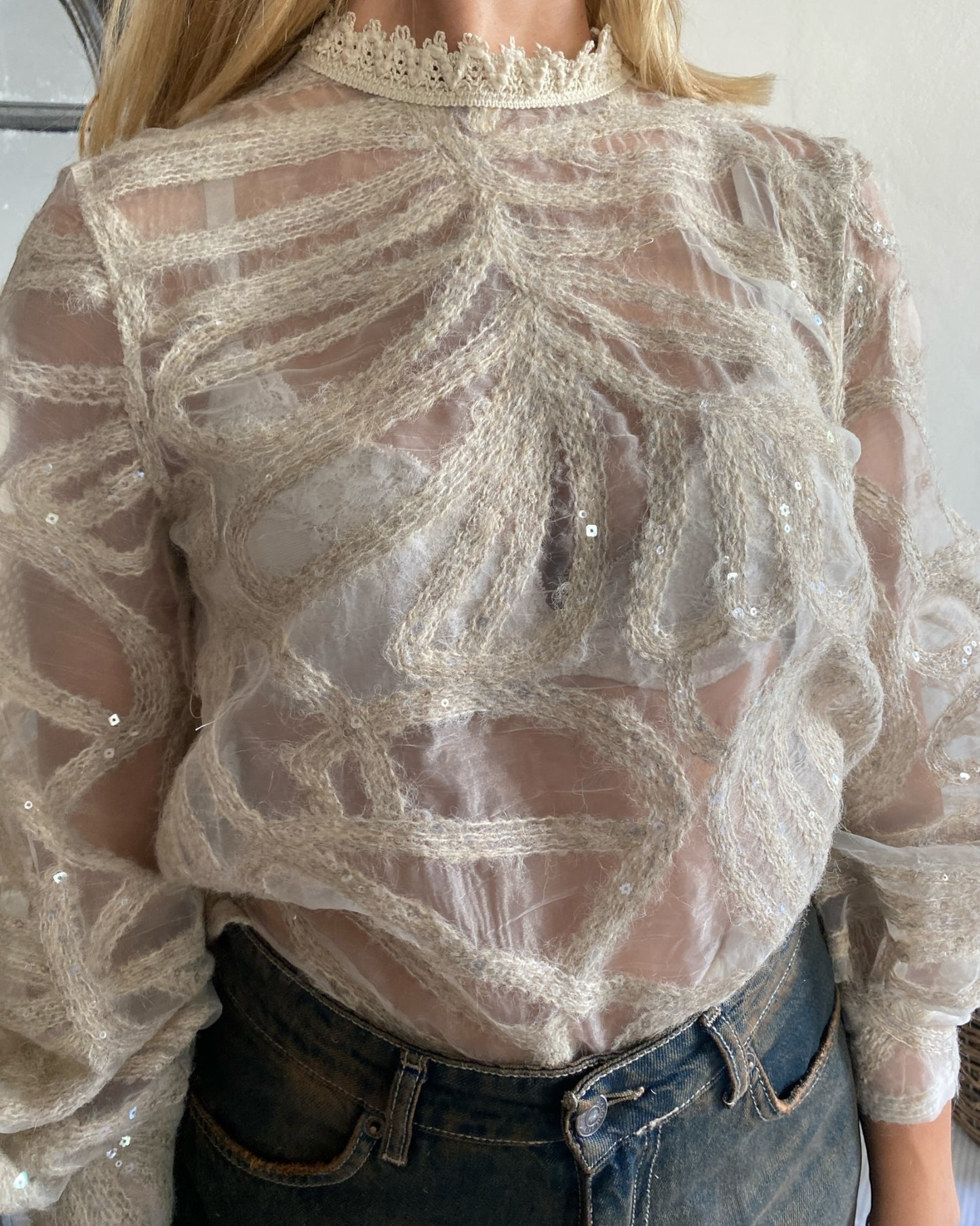 Blusa velata con ricami e paillettes applicate con collo in pizzo art.GT310A TENSIONE IN