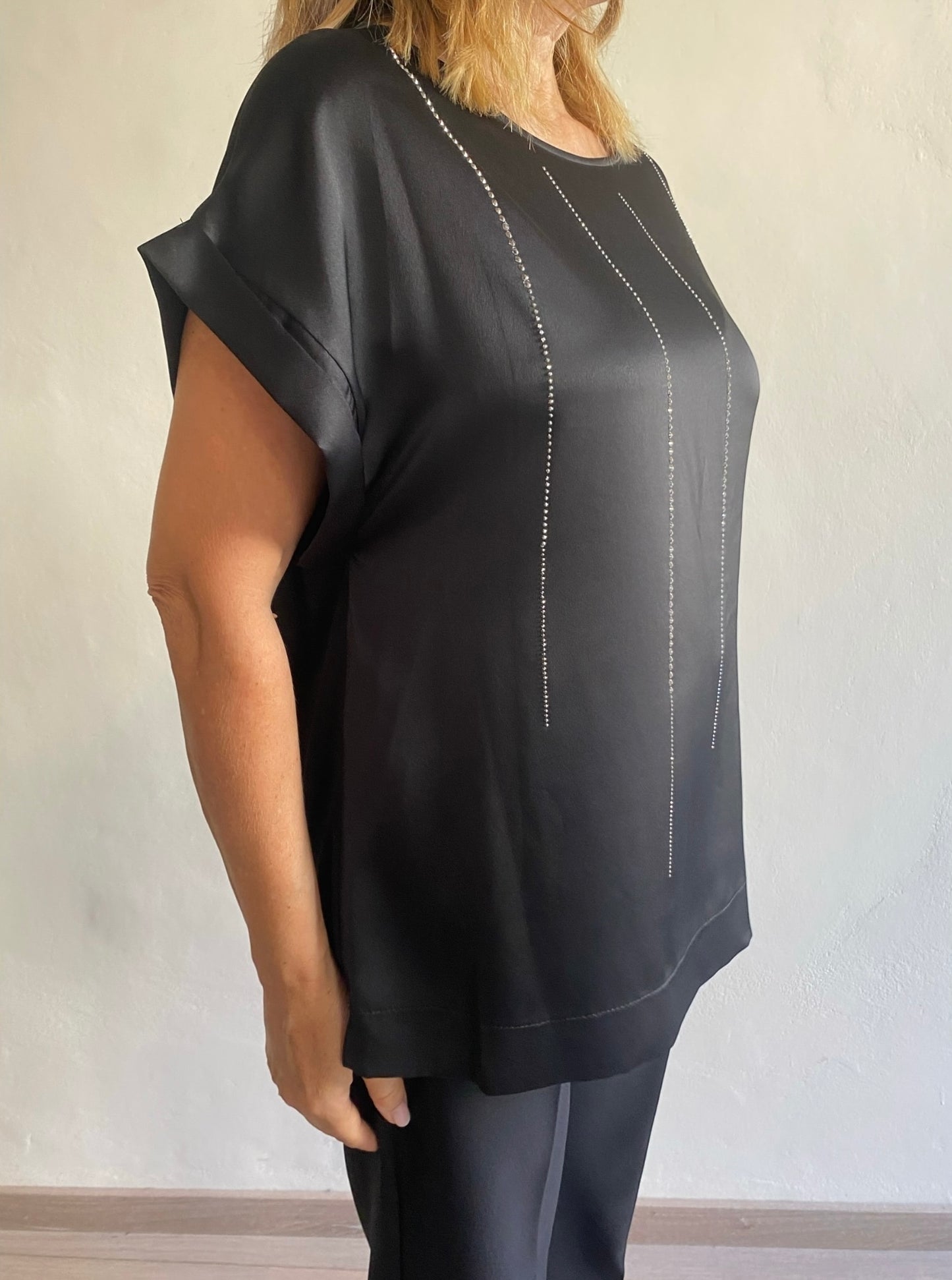Blusa effetto raso con applicazione di cristalli art. L7YBGTRIPOLI Lola by Sandro Ferrone