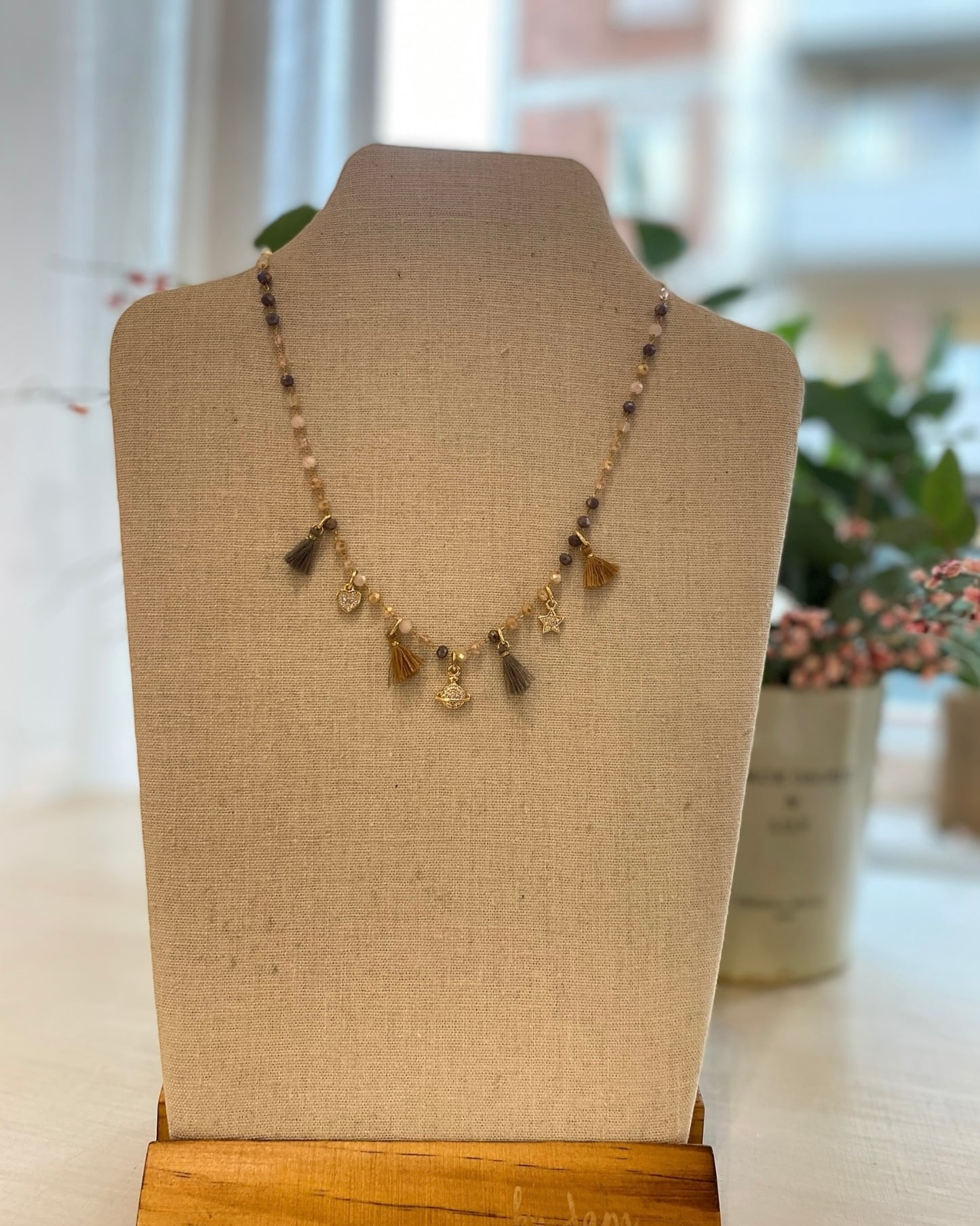 Collana con perline colorate e ciondoli CLOEL