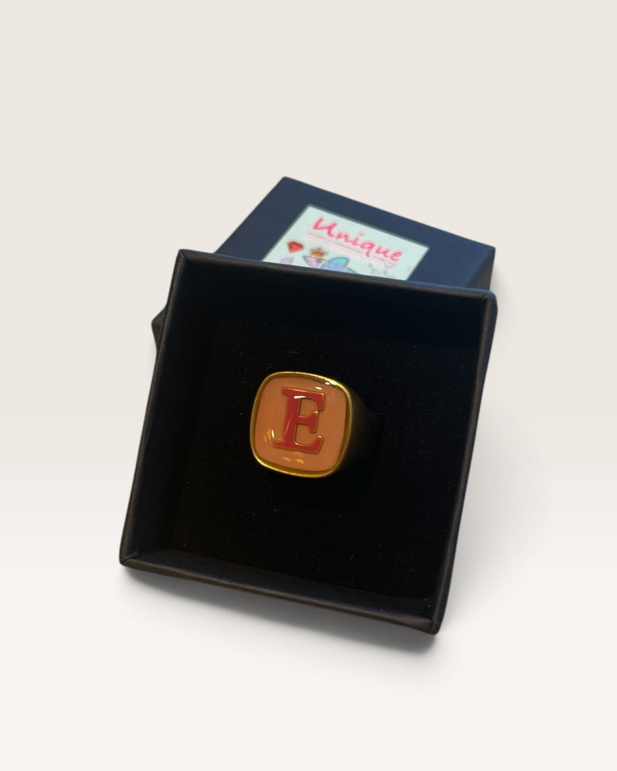 Anello con iniziale UNIQUE