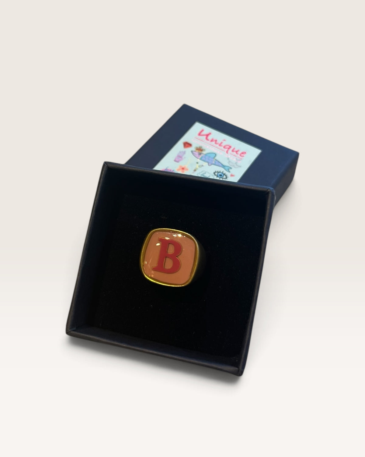 Anello con iniziale UNIQUE