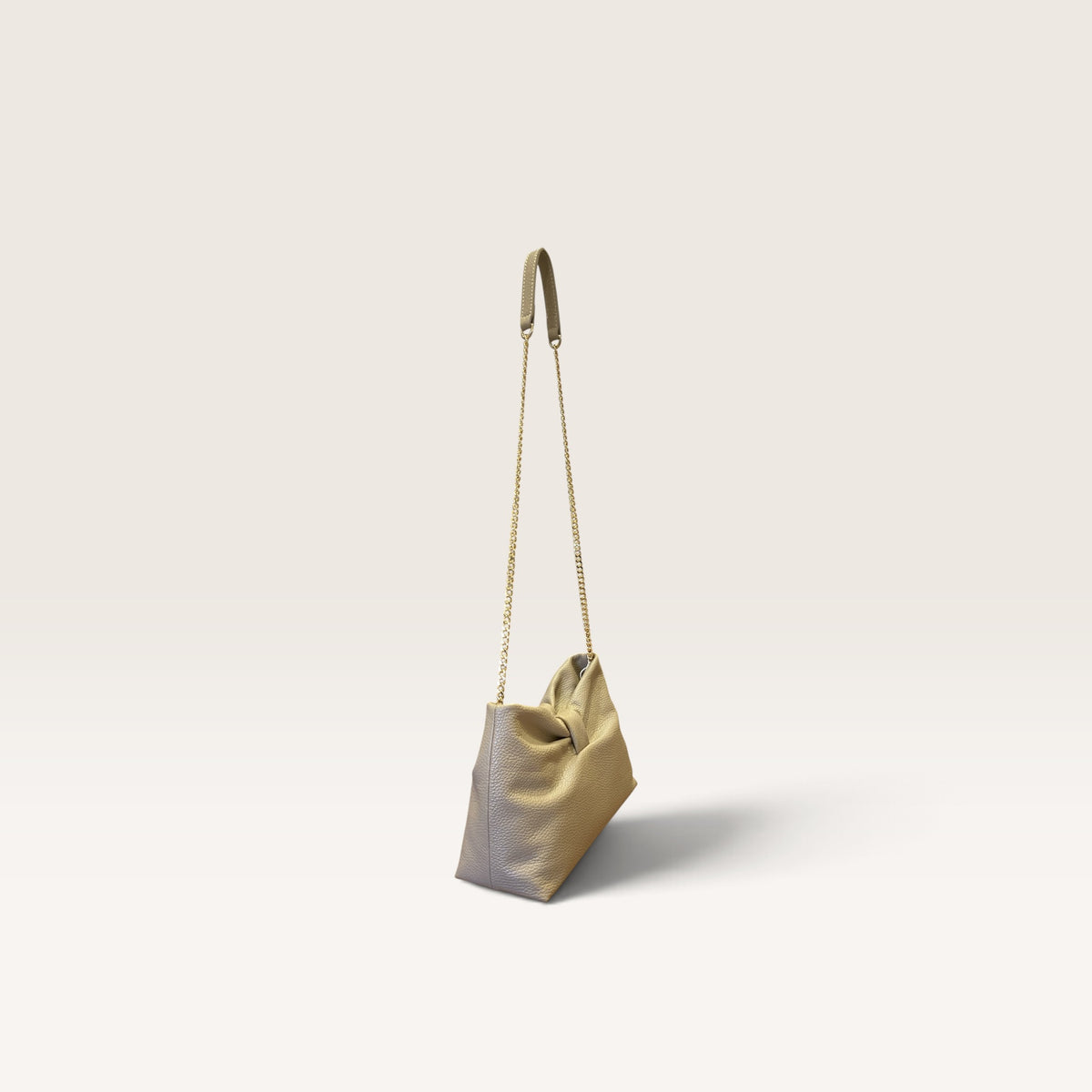 Borsa con tracolla in pelle martellata