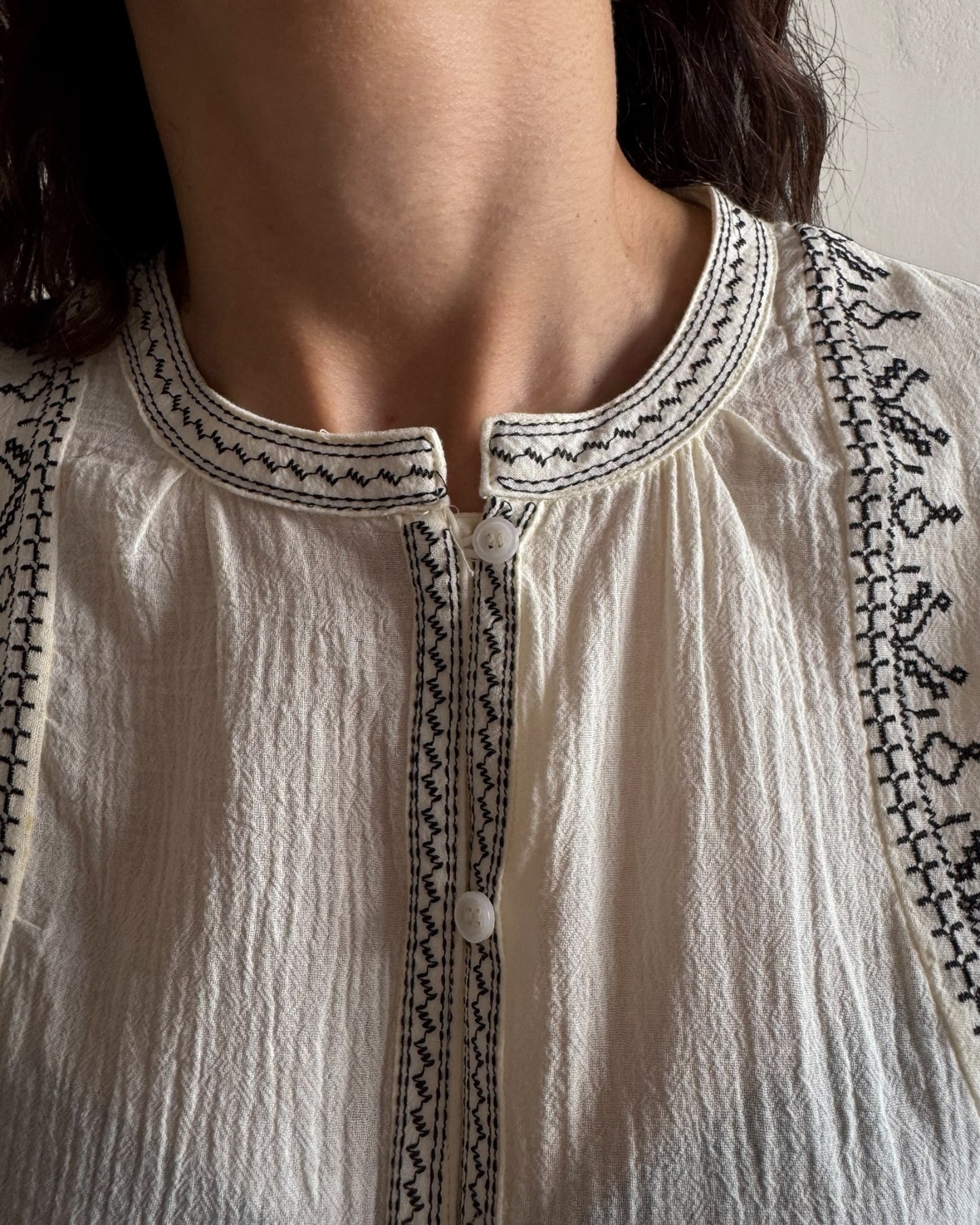 Chemise Melisca panna con ricami neri art. 80504.2 ARTLOVE