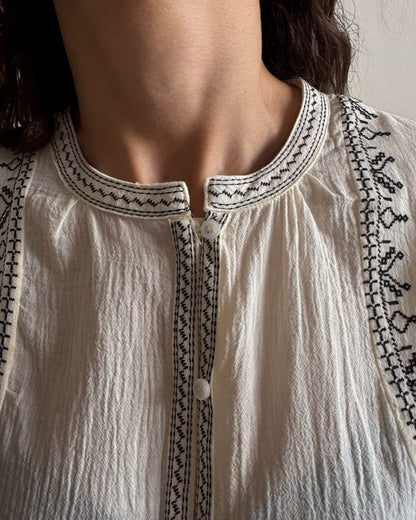 Chemise Melisca panna con ricami neri art. 80504.2 ARTLOVE