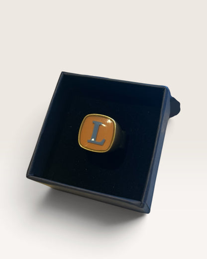 Anello con iniziale UNIQUE