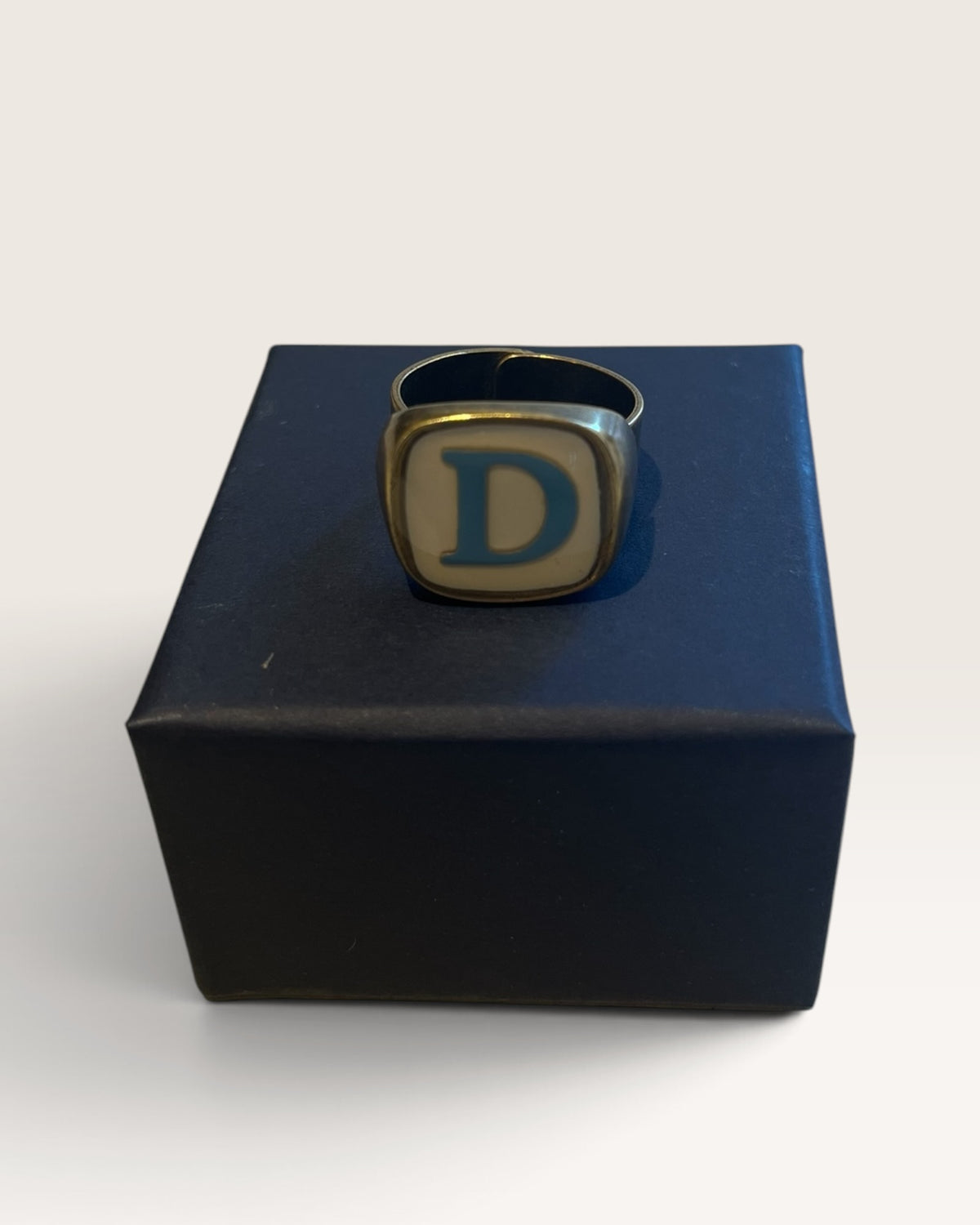 Anello con iniziale UNIQUE