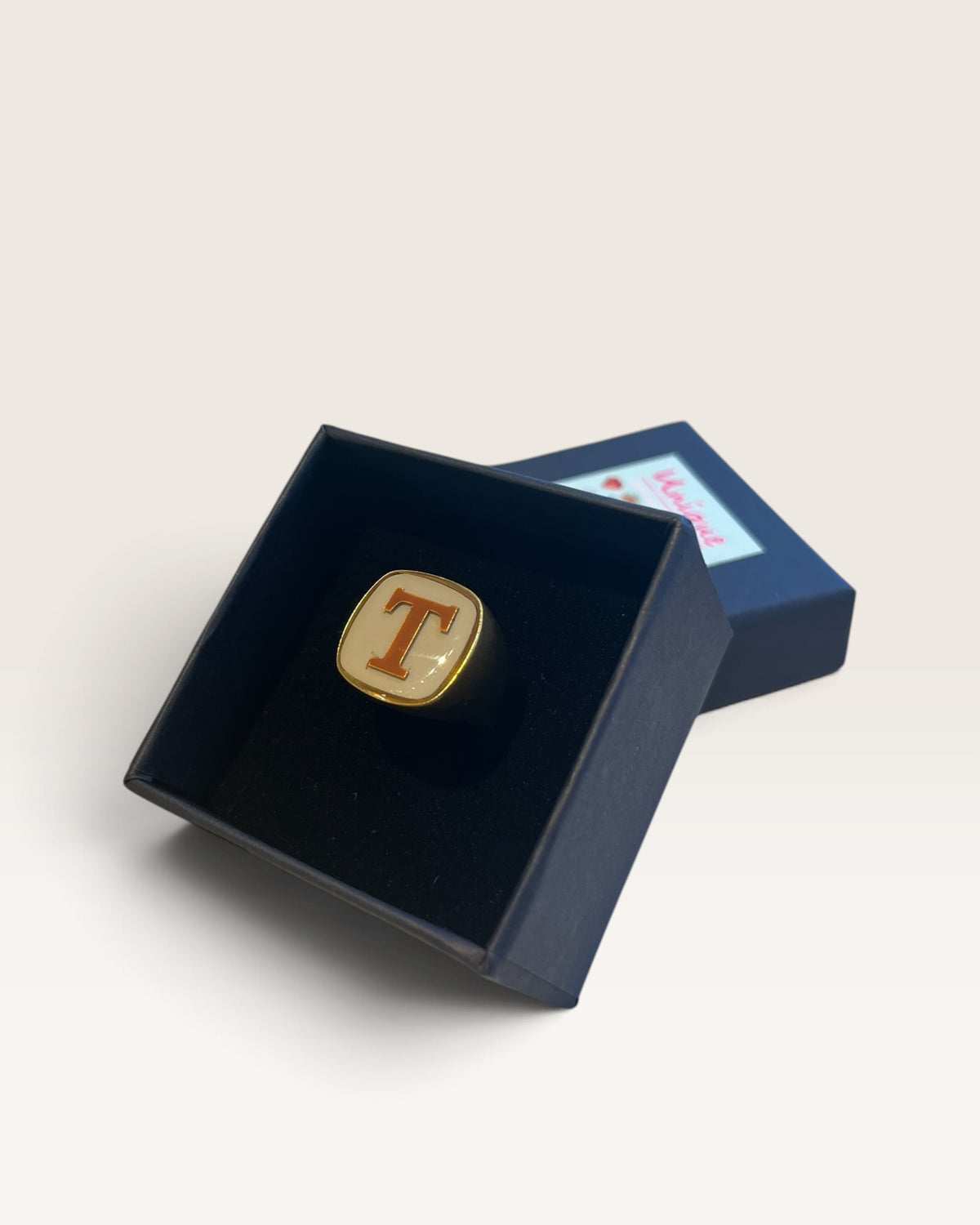 Anello con iniziale UNIQUE