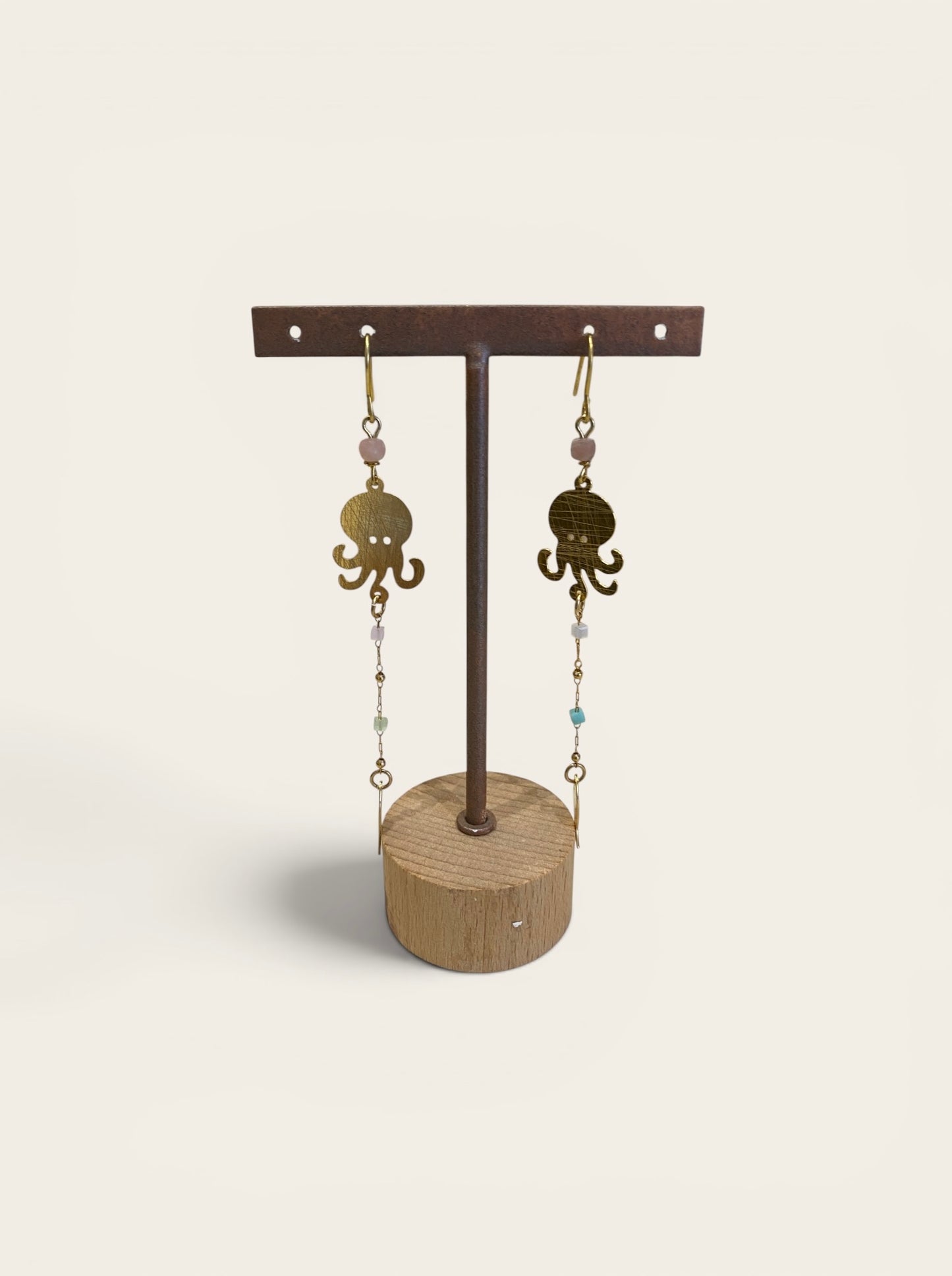 Orecchini con pietre e charm
