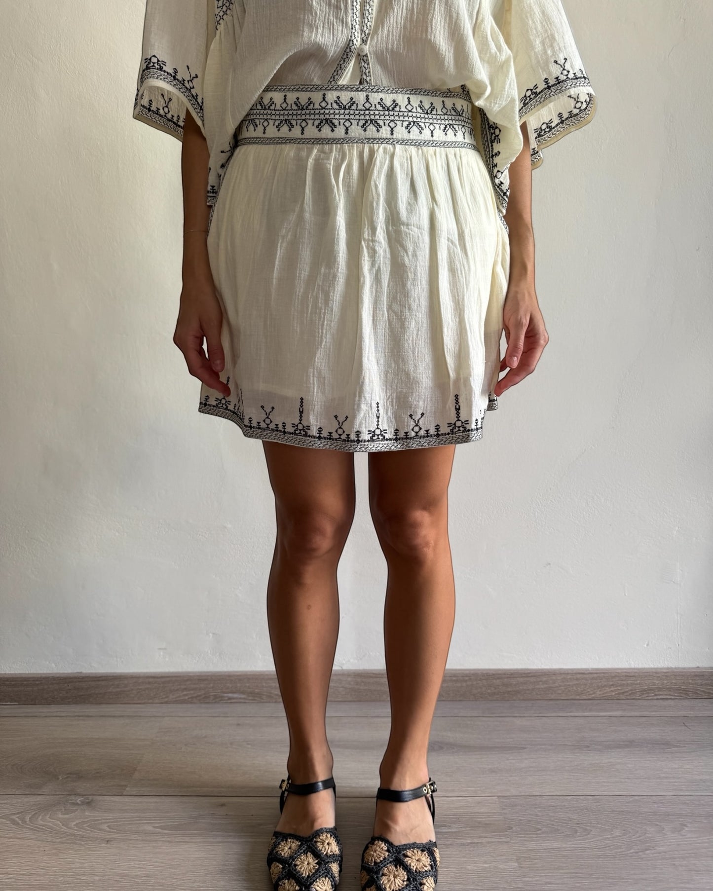 Pantaloncino panna con ricami neri art. 80901.2 ARTLOVE