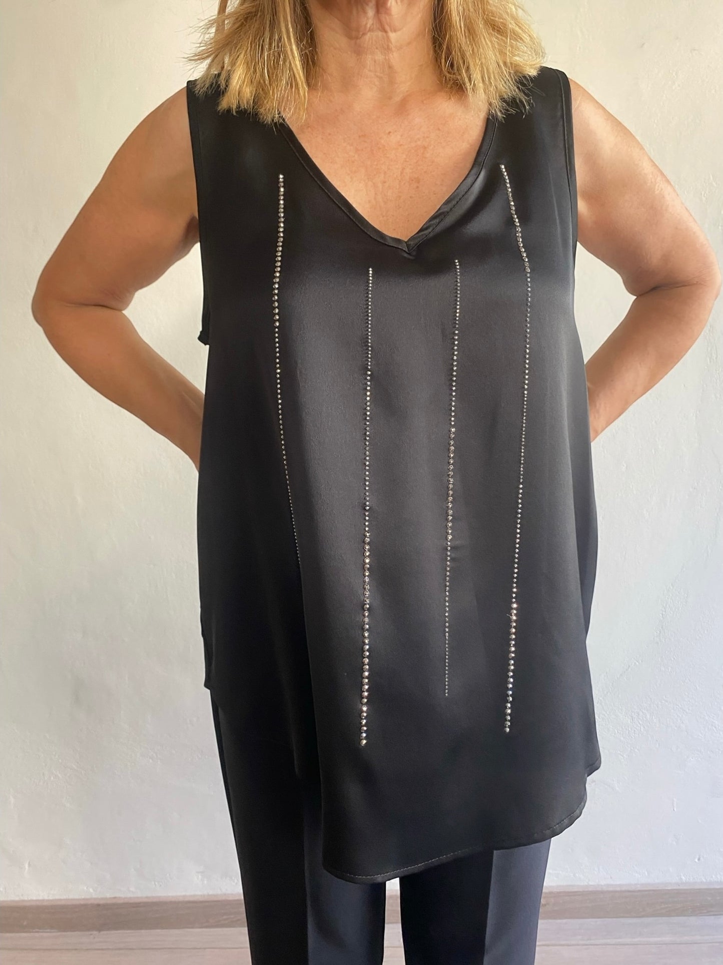 Top con scollo a V e applicazione di cristalli art. L7YBGTALLIN Lola by Sandro Ferrone