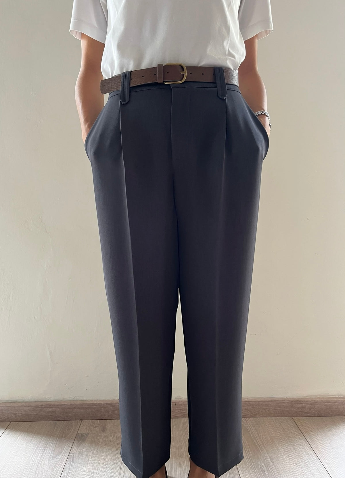 Pantalone con pence e cinta art. AI26-4086 TENSIONE IN