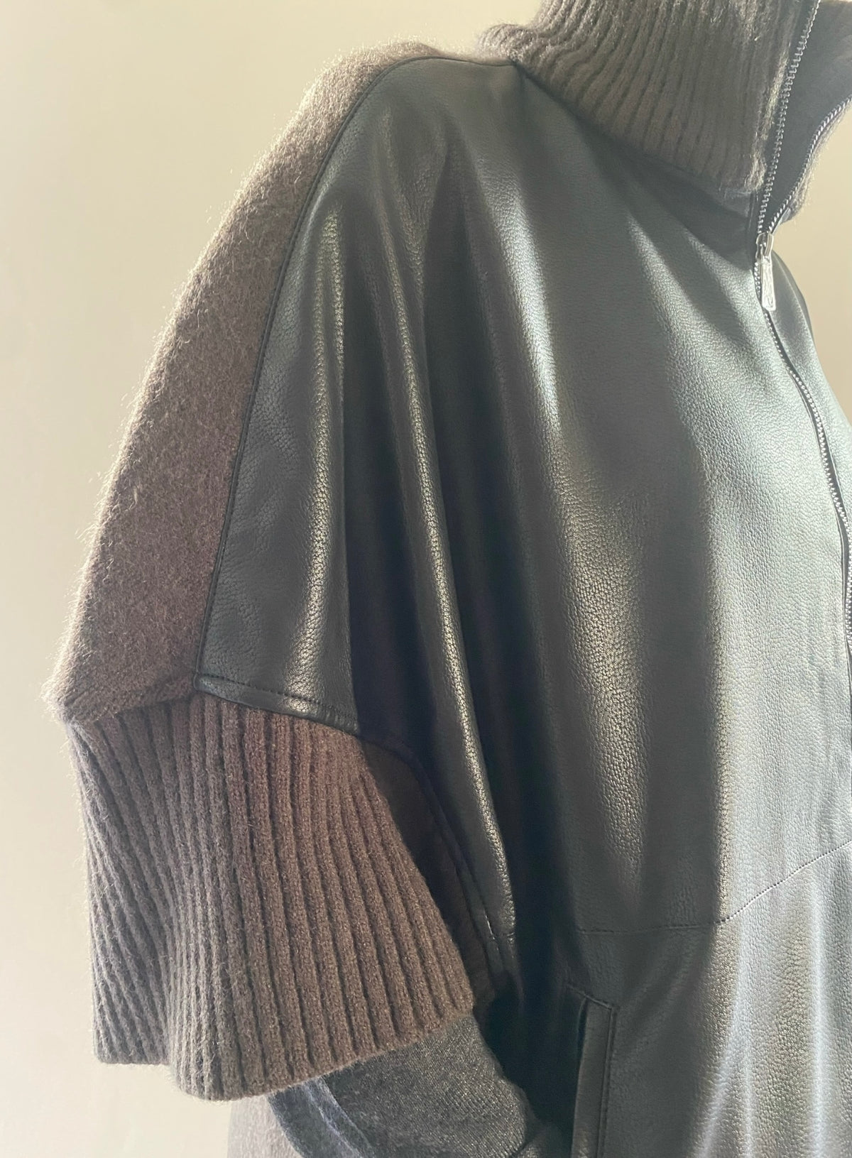 Poncho in maglia ed ecopelle art. V981B016A DIXIE