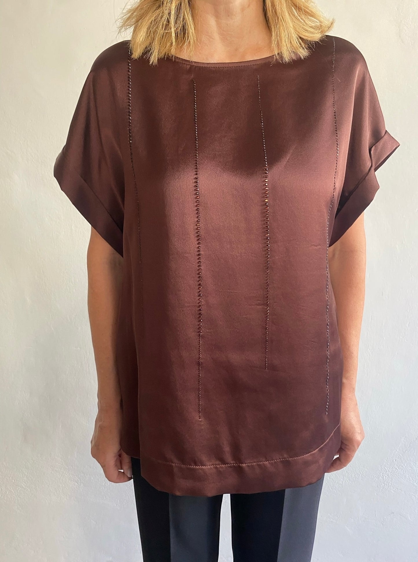 Blusa effetto raso con applicazione di cristalli art. L7YBGTRIPOLI Lola by Sandro Ferrone