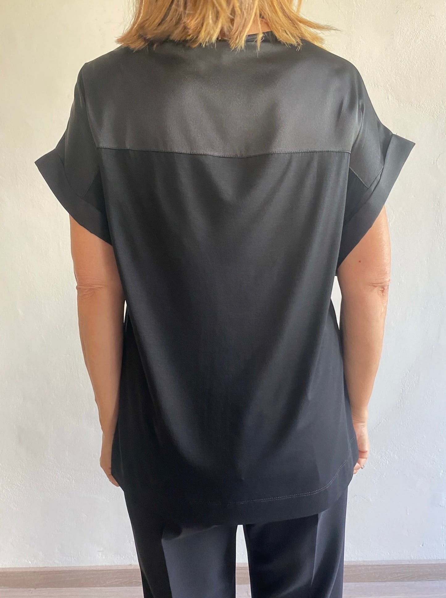 Blusa effetto raso con applicazione di cristalli art. L7YBGTRIPOLI Lola by Sandro Ferrone