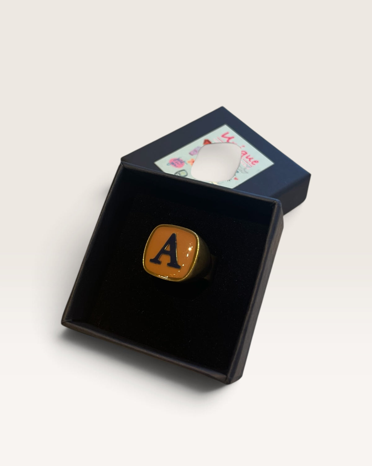 Anello con iniziale UNIQUE