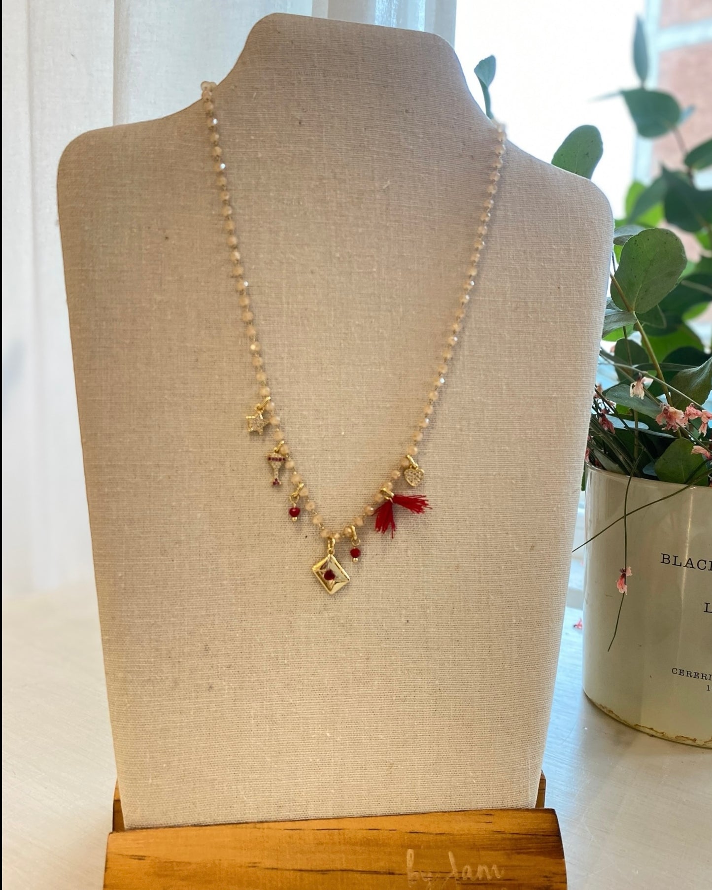 Collana con perline colorate e ciondoli CLOEL