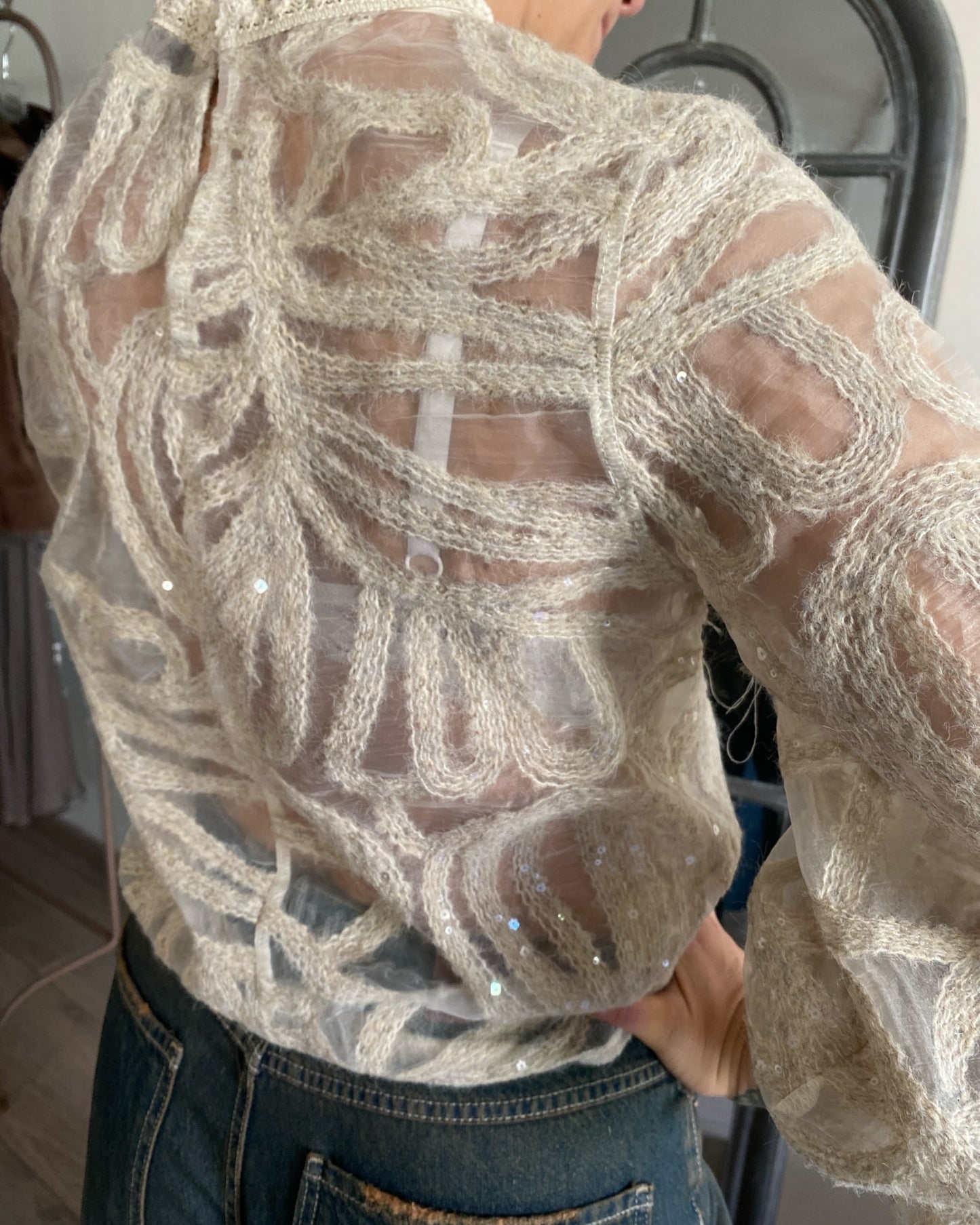 Blusa velata con ricami e paillettes applicate con collo in pizzo art.GT310A TENSIONE IN