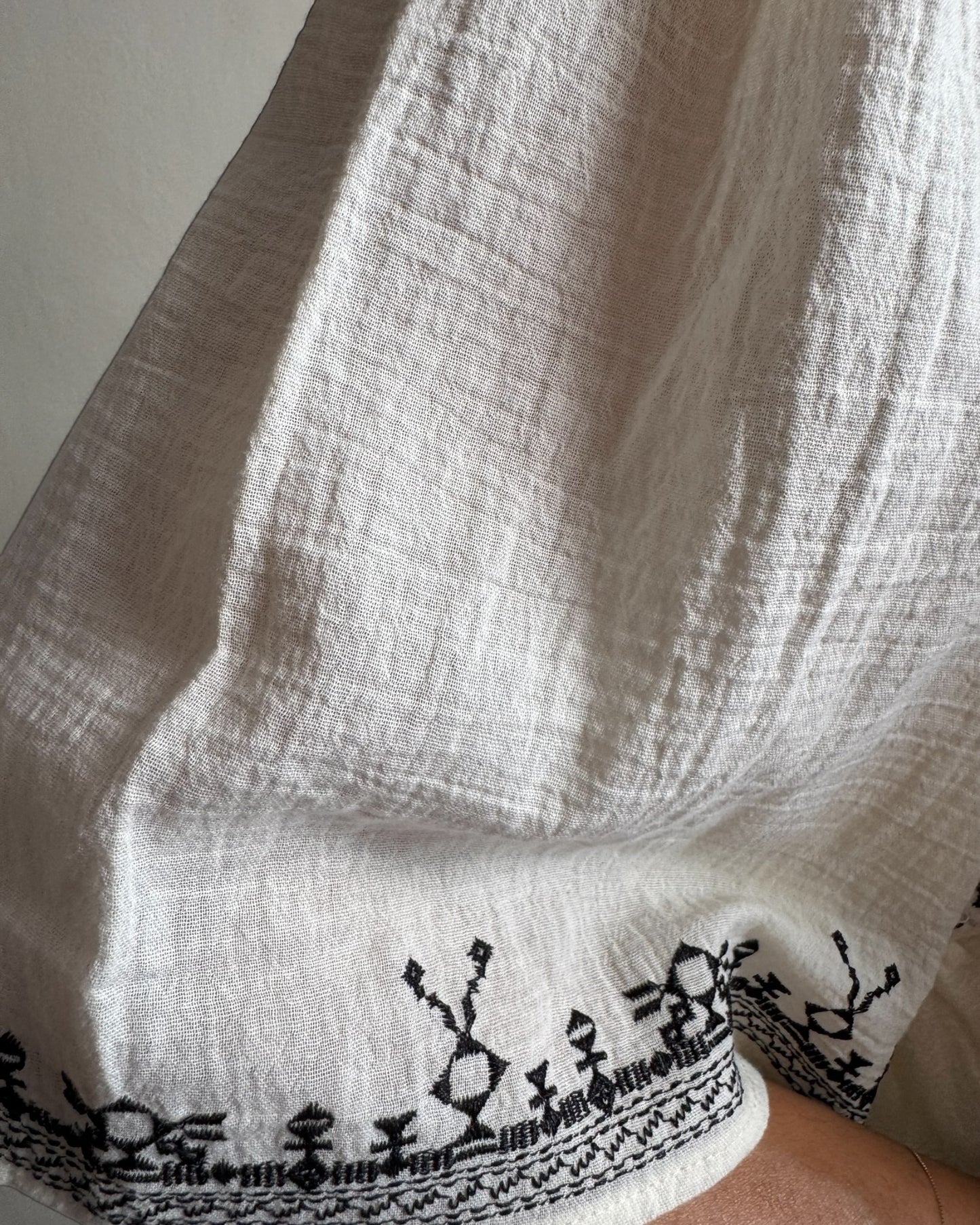 Chemise Melisca panna con ricami neri art. 80504.2 ARTLOVE