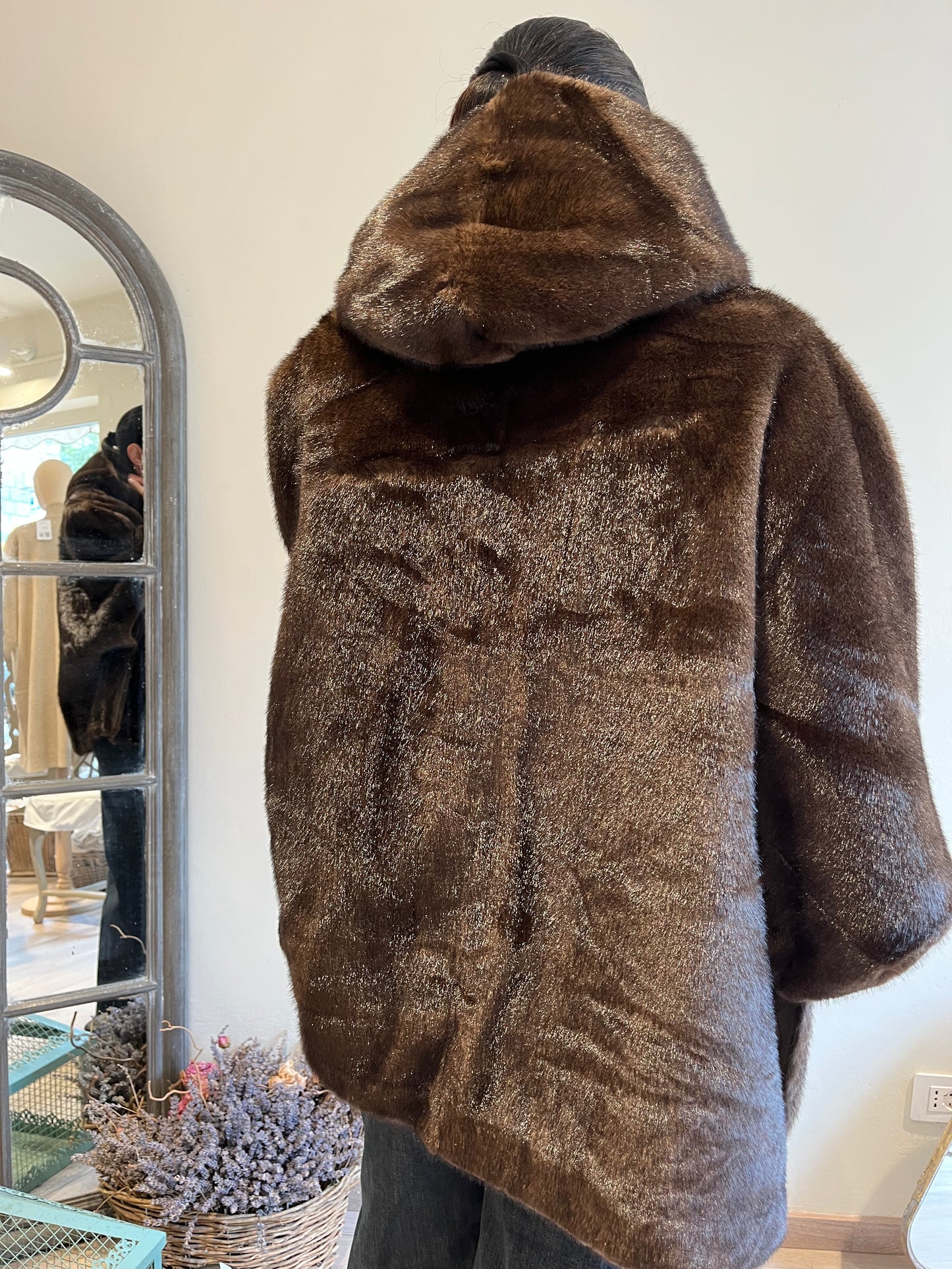 Poncho in ecopelliccia con cappuccio e tasche art. 0567 CHEAP&CHIC