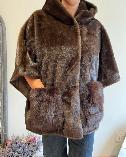 Poncho in ecopelliccia con cappuccio e tasche art. 0567 CHEAP&CHIC