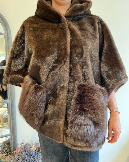 Poncho in ecopelliccia con cappuccio e tasche art. 0567 CHEAP&CHIC