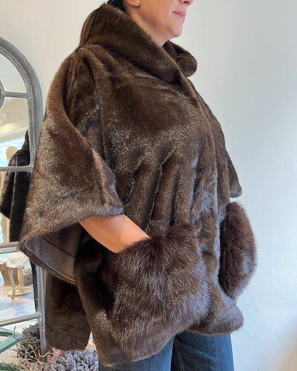 Poncho in ecopelliccia con cappuccio e tasche art. 0567 CHEAP&CHIC