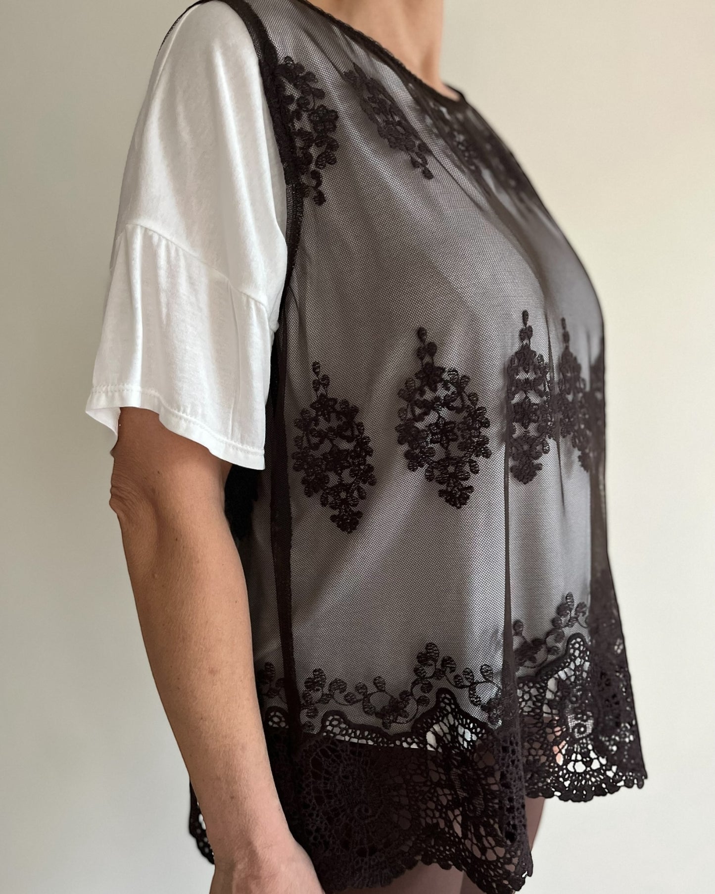 T-shirt con gilet in pizzo art. P26LU404 DEJAVU