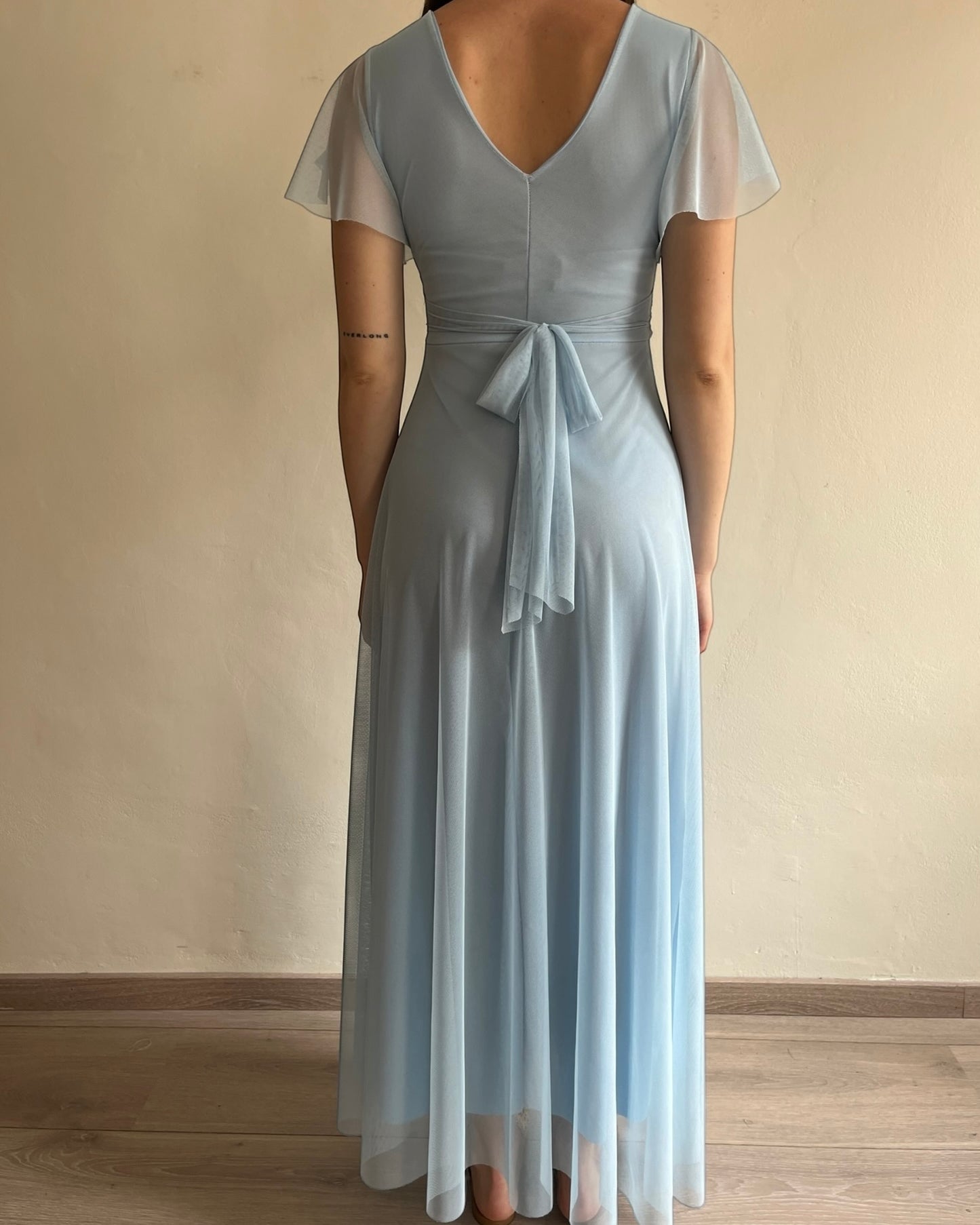 Abito lungo con maniche in  tulle