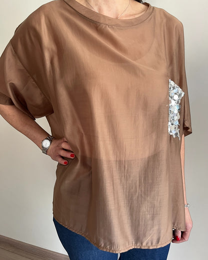 Blusa con taschino paillettes art. P26LU418 DEJAVU