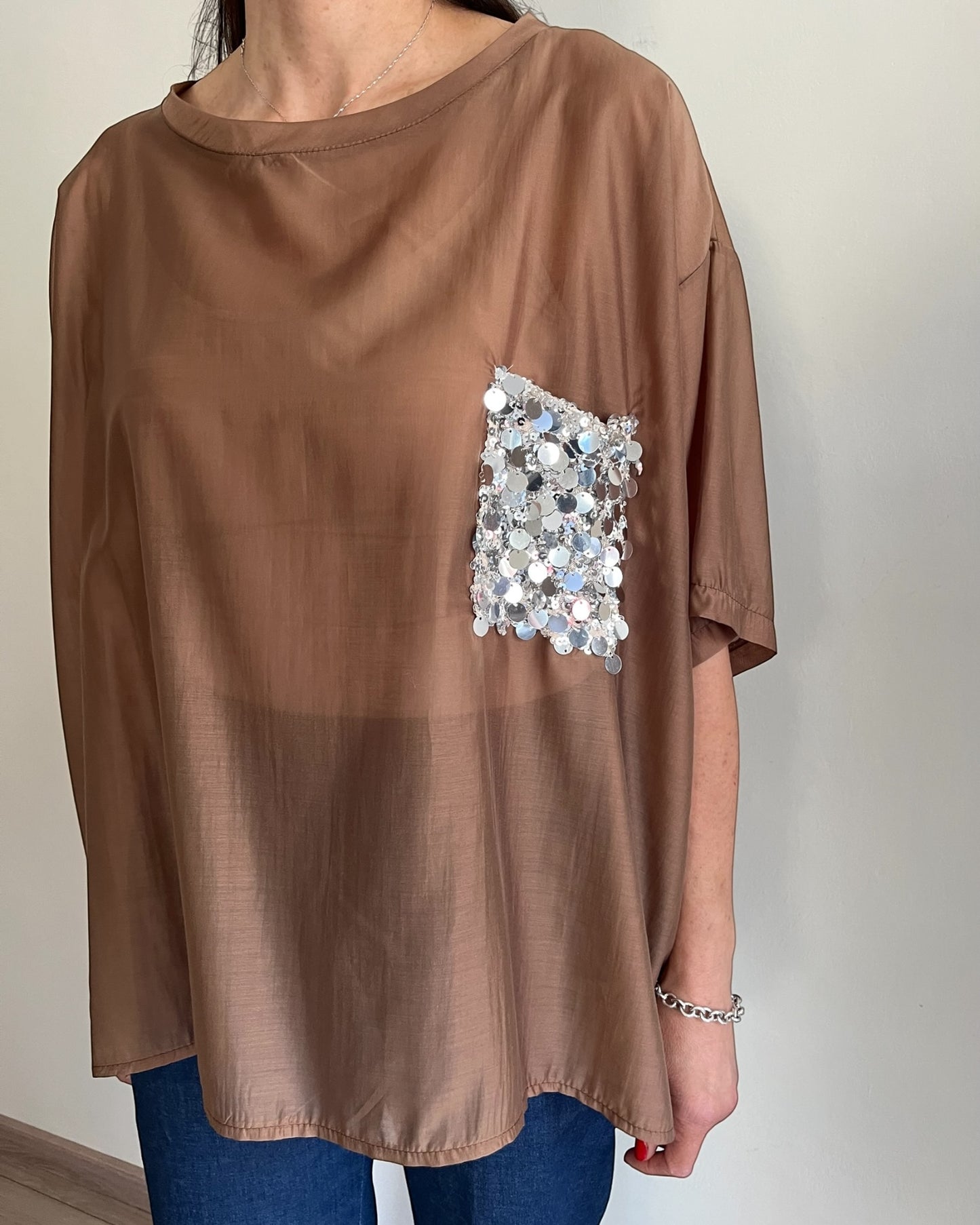 Blusa con taschino paillettes art. P26LU418 DEJAVU