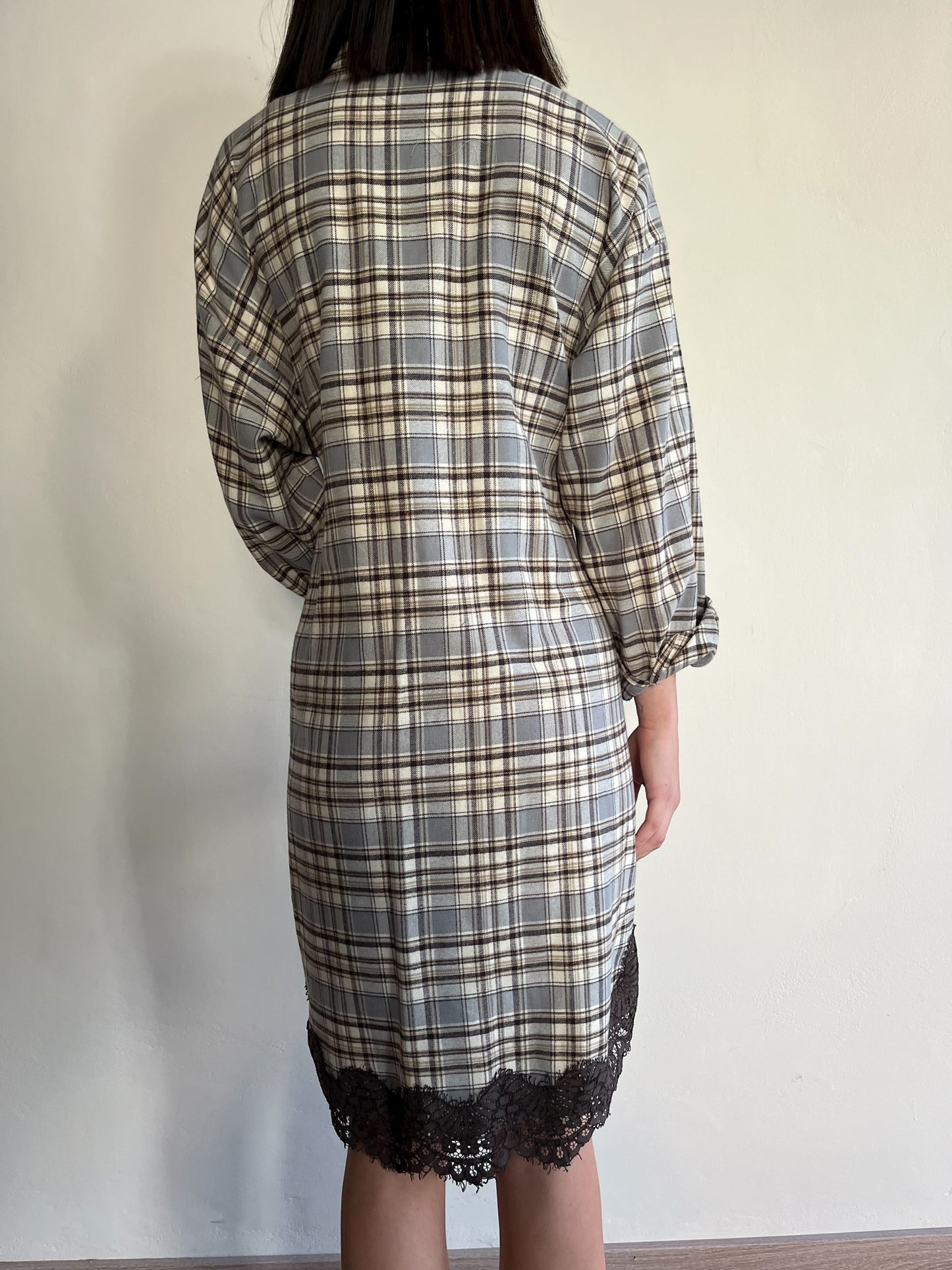 Abito quadri con rifiniture in pizzo art.W25A872 MOTEL