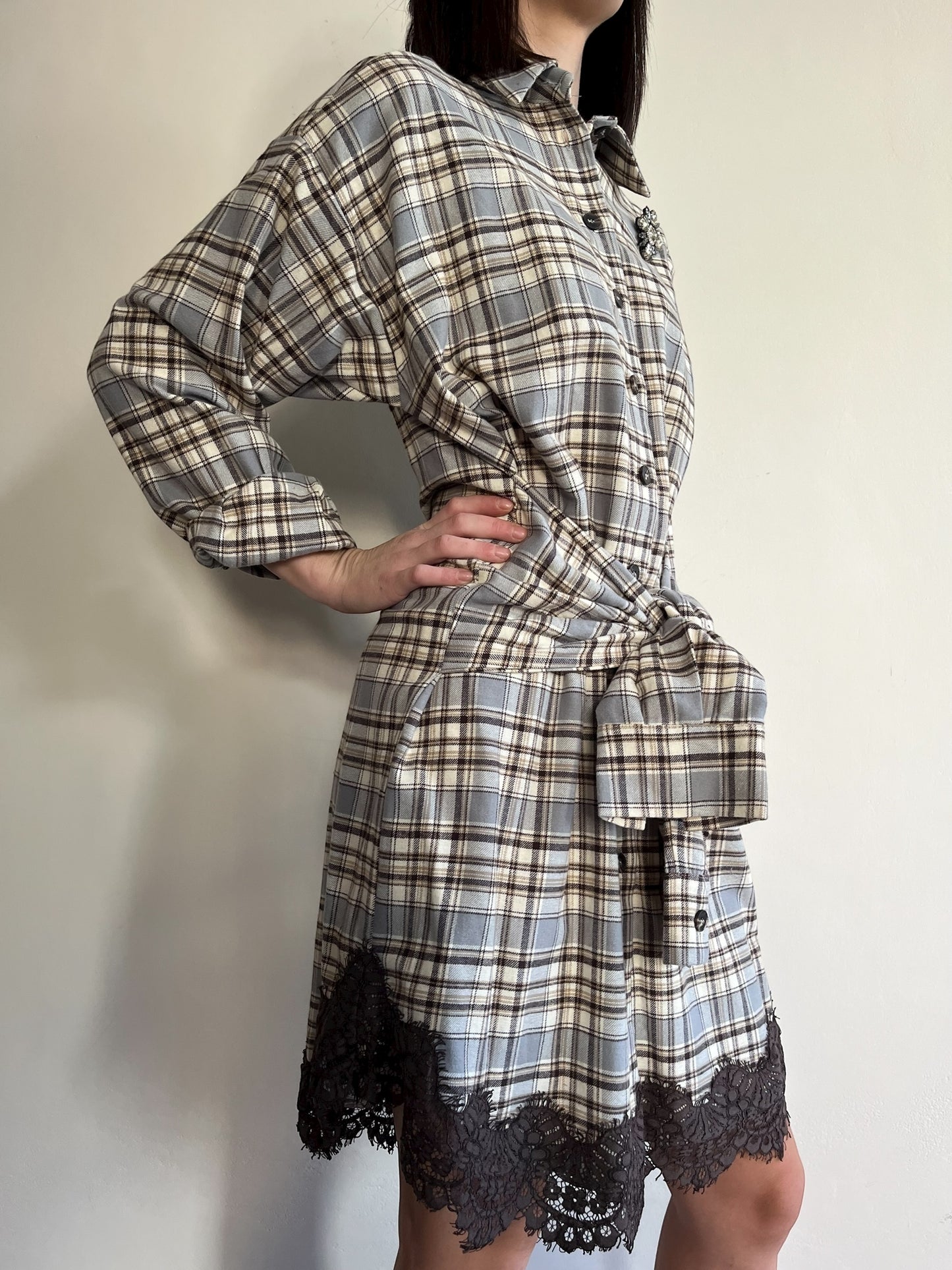 Abito quadri con rifiniture in pizzo art.W25A872 MOTEL