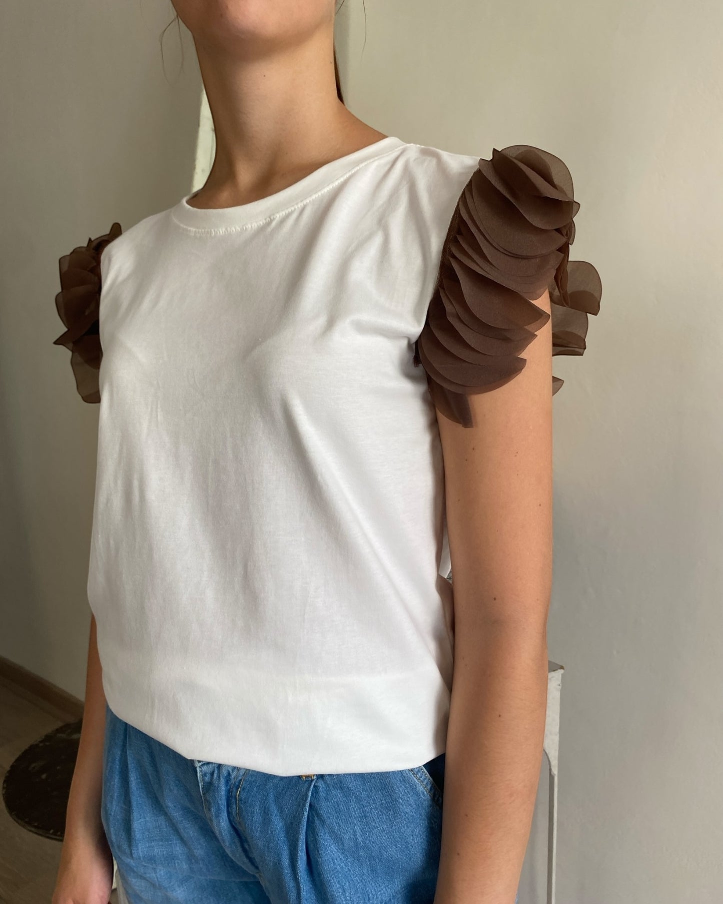 T-shirt con petali su manica art. 6581 CHEAP&CHIC
