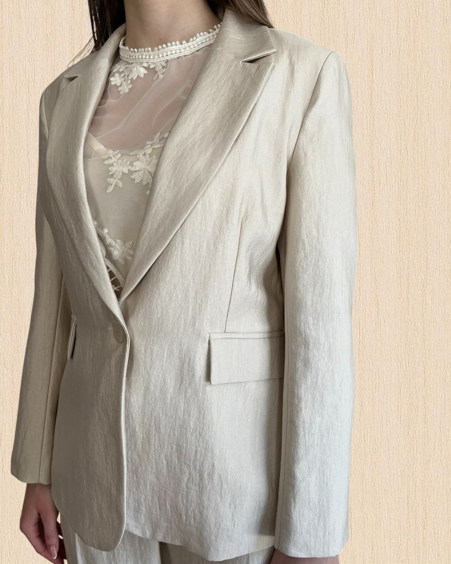 Tailleur giacca monopetto + pantalone palazzo e cintura in ecopelle TENSIONE IN