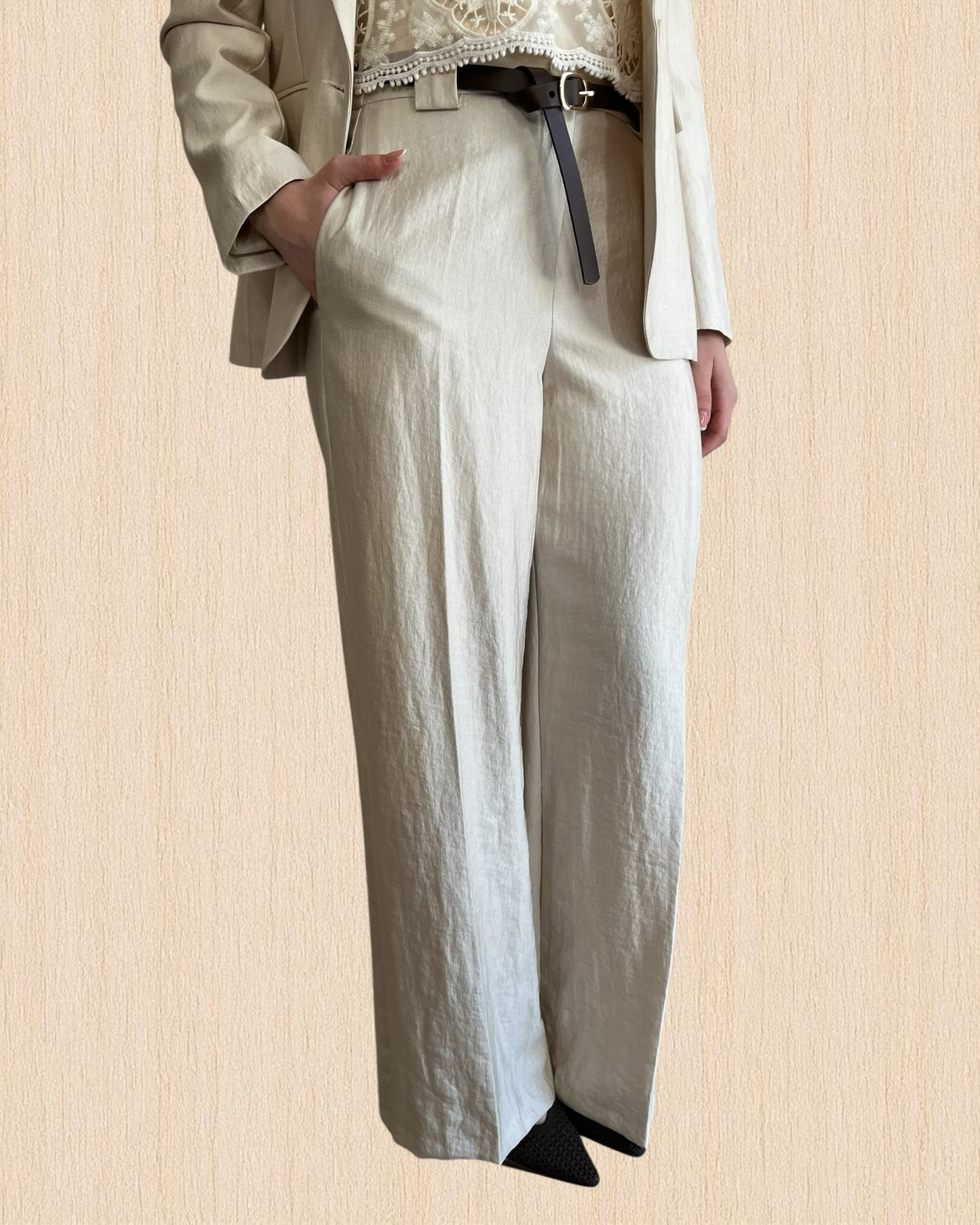 Tailleur giacca monopetto + pantalone palazzo e cintura in ecopelle TENSIONE IN