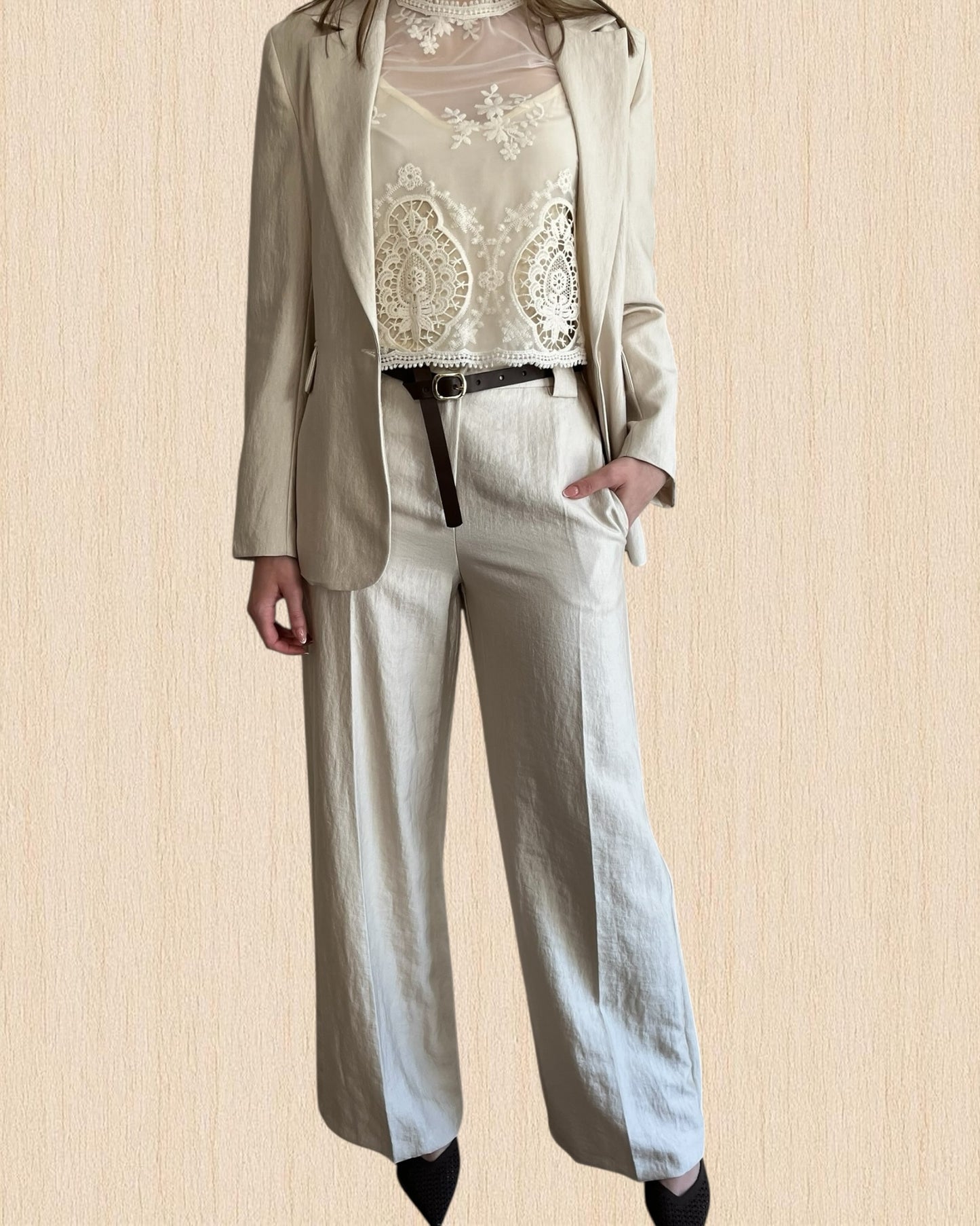 Tailleur giacca monopetto + pantalone palazzo e cintura in ecopelle TENSIONE IN