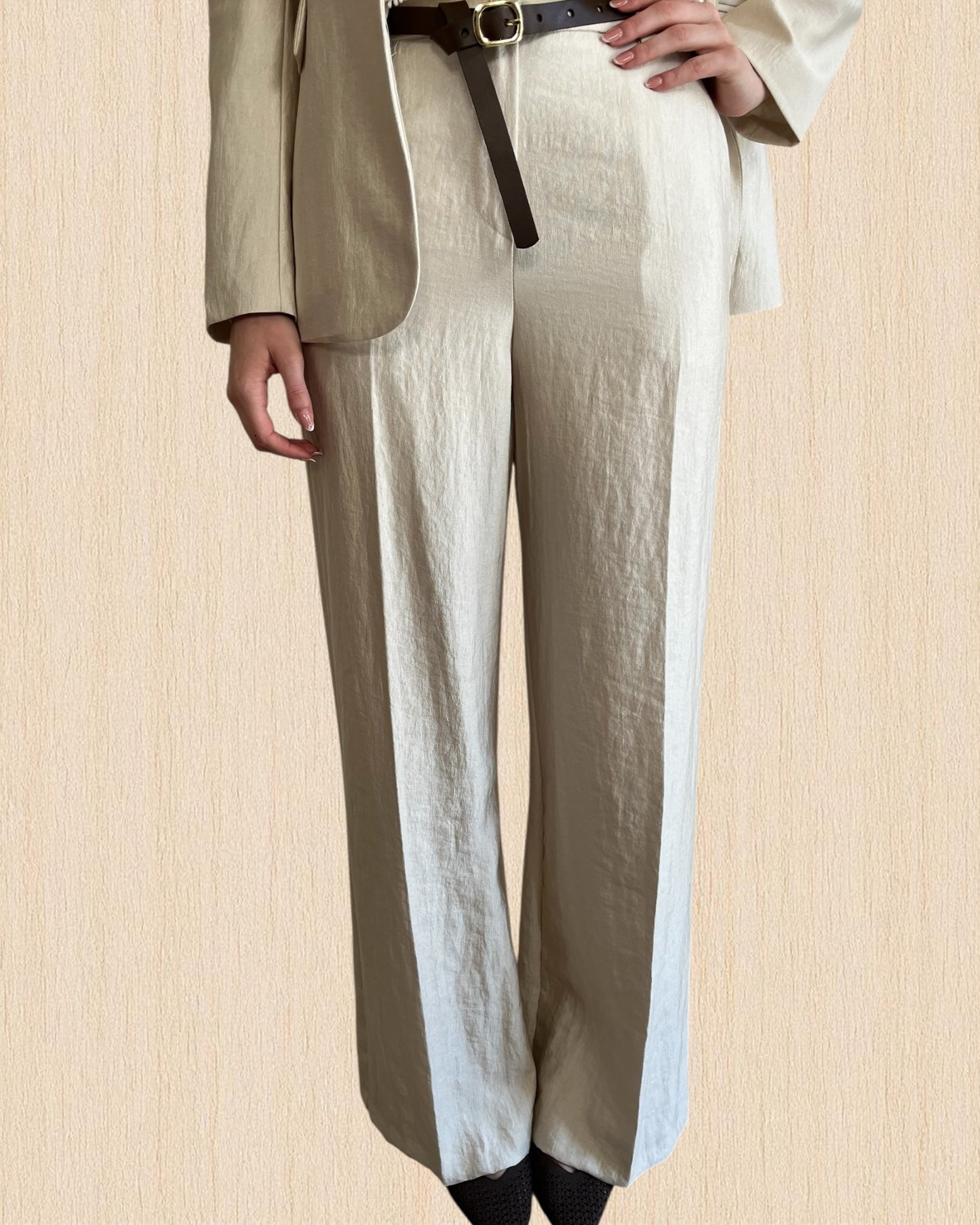 Tailleur giacca monopetto + pantalone palazzo e cintura in ecopelle TENSIONE IN